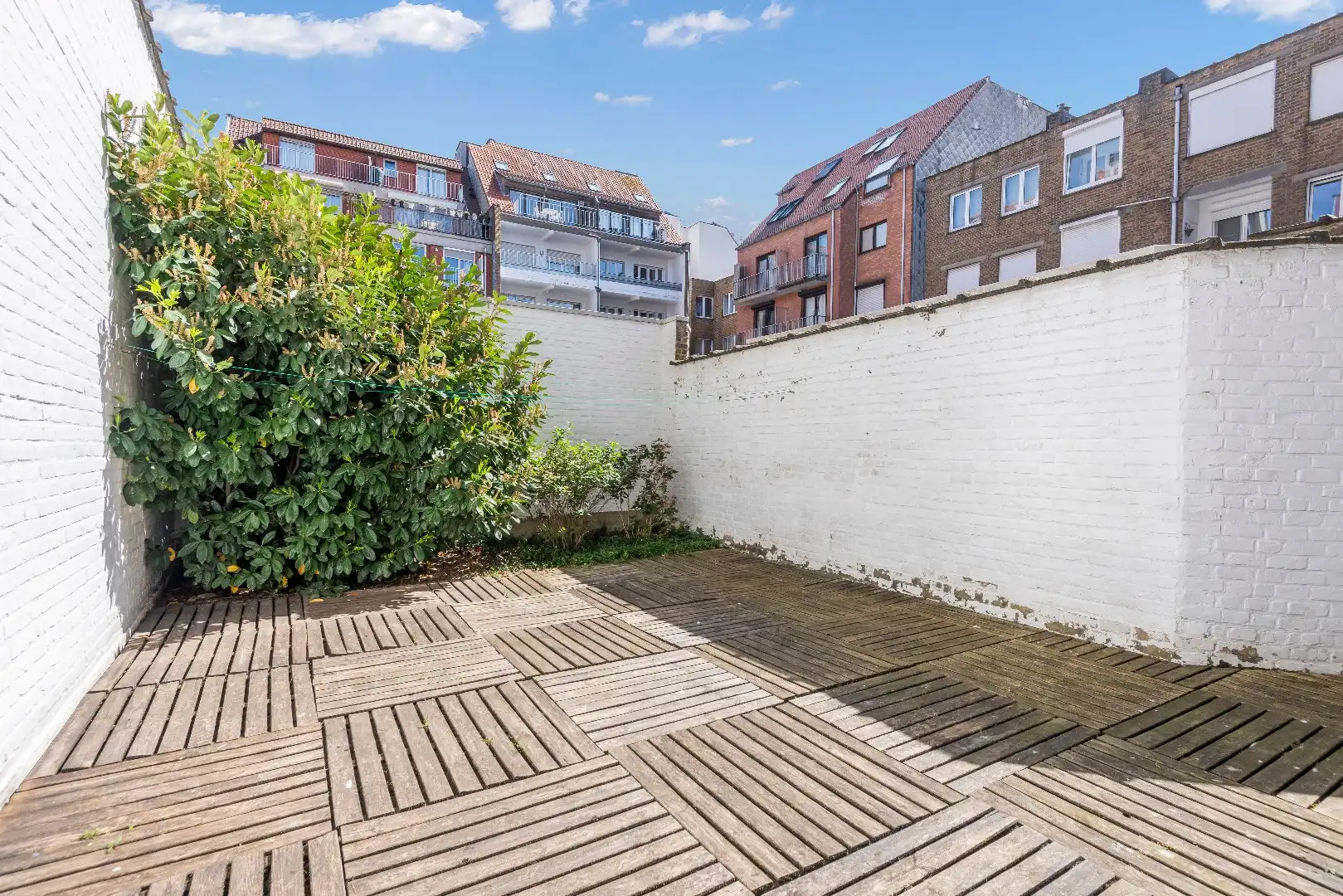 Hoofdfoto van de publicatie: Ruim gelijkvloersappartement met 7,5m gevelbreedte en met binnenkoer 50m² gelegen vlakbij de Dumortierlaan