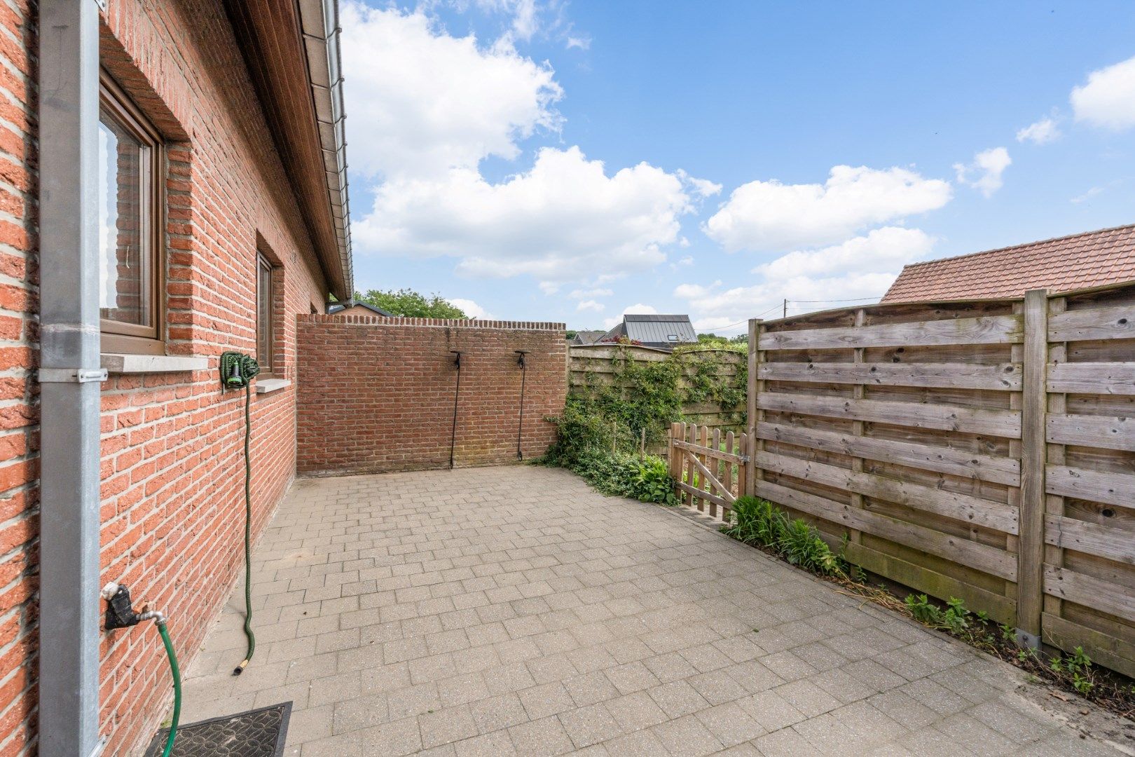 Comfortabel gebouw, onderverdeeld in een gelijkvloers appartement en een woning (210 + 210A), op een perceel van 9a60 met diverse mogelijkheden (kangoeroewoning foto 17
