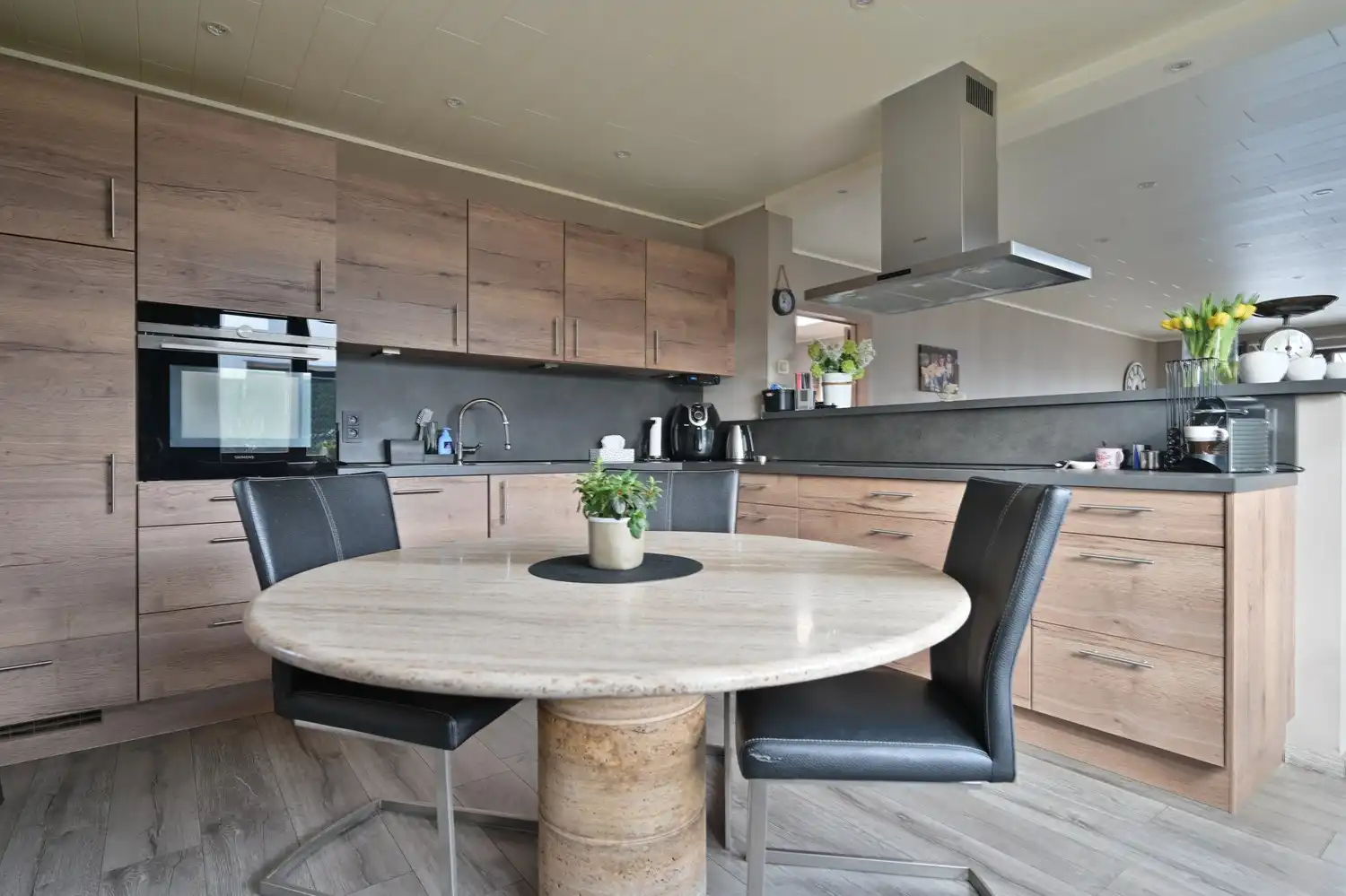 Woning met bedrijfshal op volledig omheind perceel foto 11