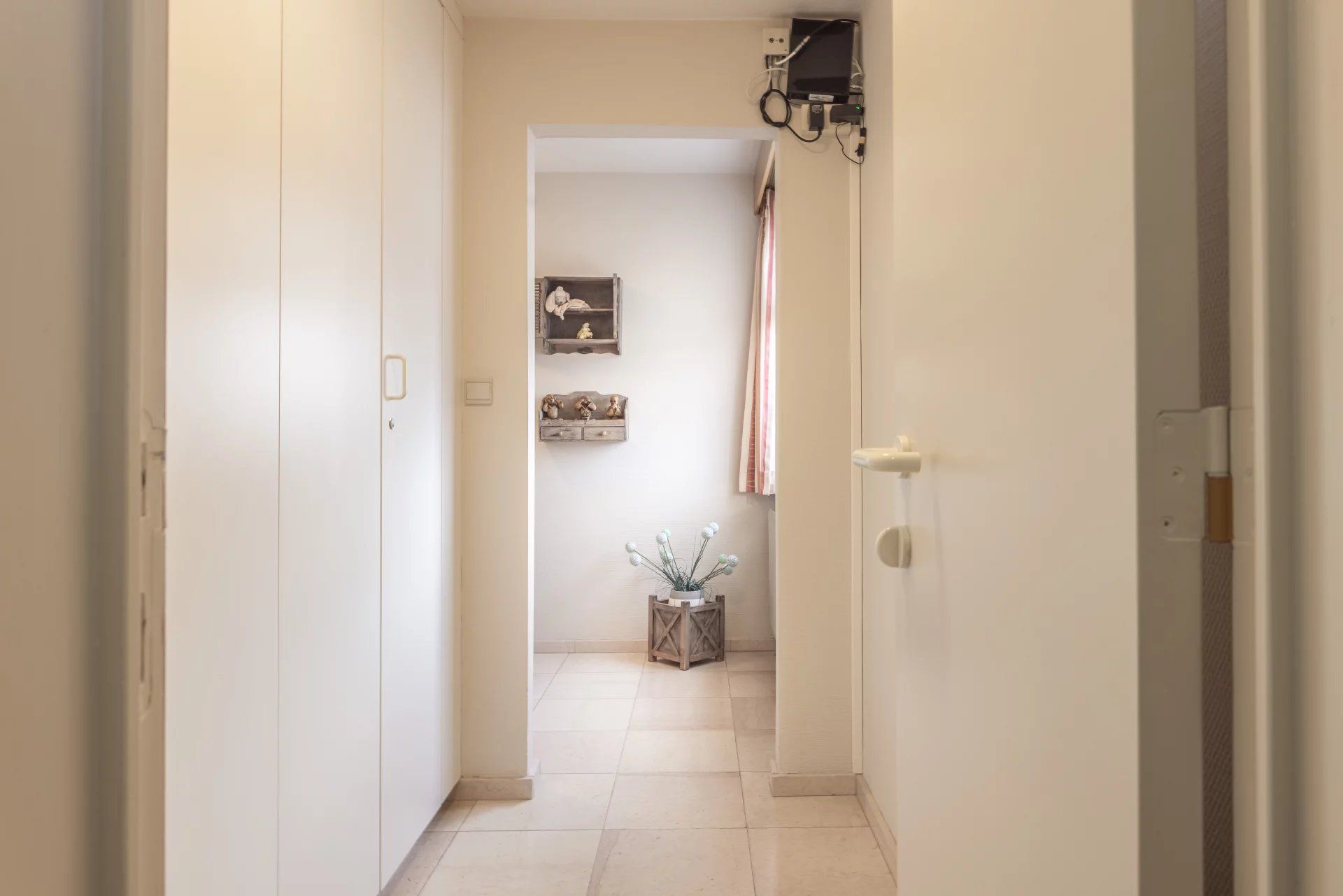 Ruim appartement met 4 slaapkamers, groot terras, tuin en garage. foto 6