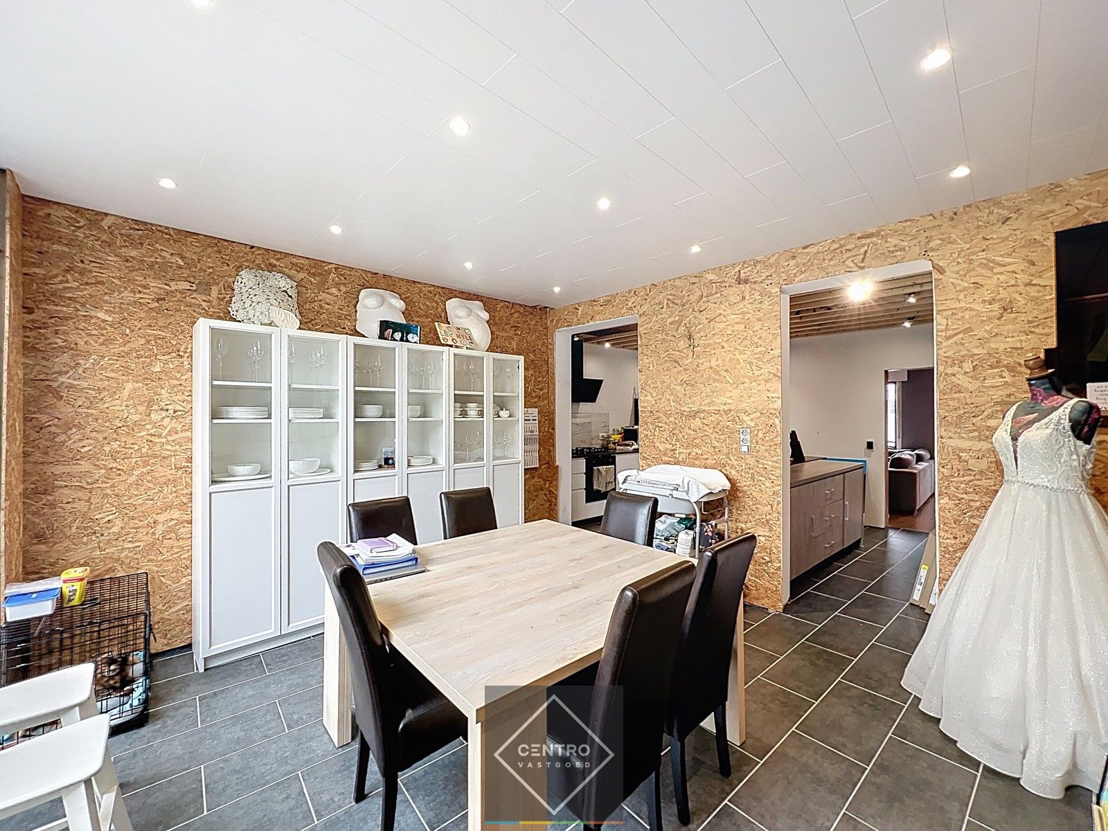 Voor de snelle beslisser! Leuke, BETAALBARE,  verder af te werken STARTERS-woning in het centrum van HEULE. foto 9