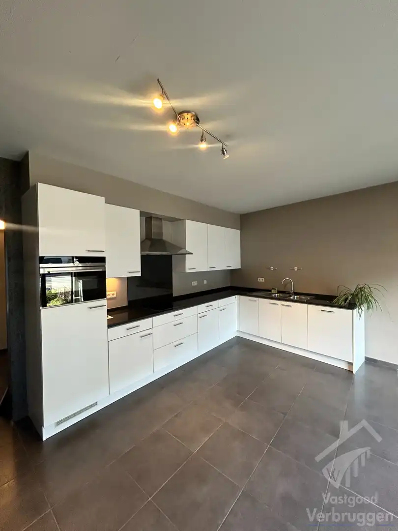 Stijlvol appartement met 2 slaapkamers en parkeerplaats - Te huur in Aalst foto 4