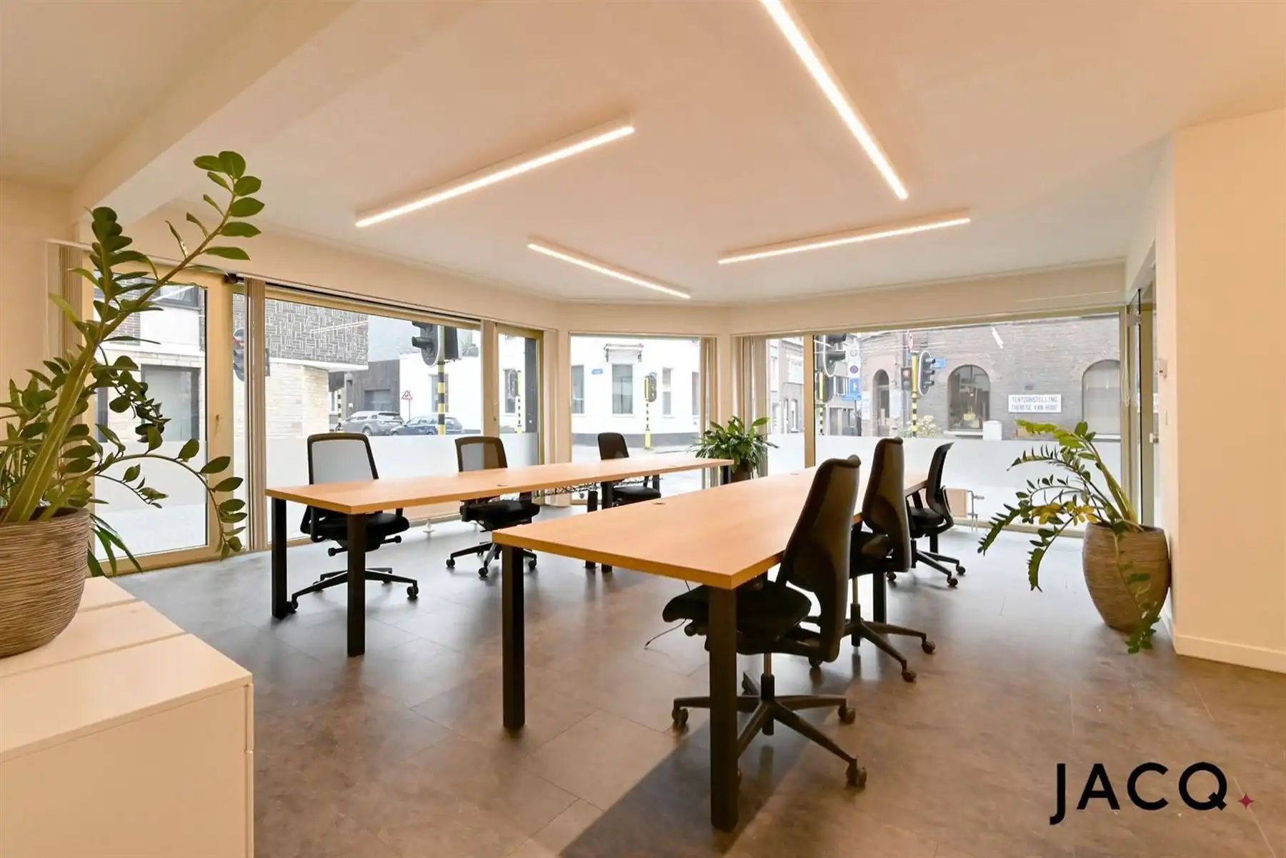 Modern, gerenoveerd kantoor met ruime garage foto 2