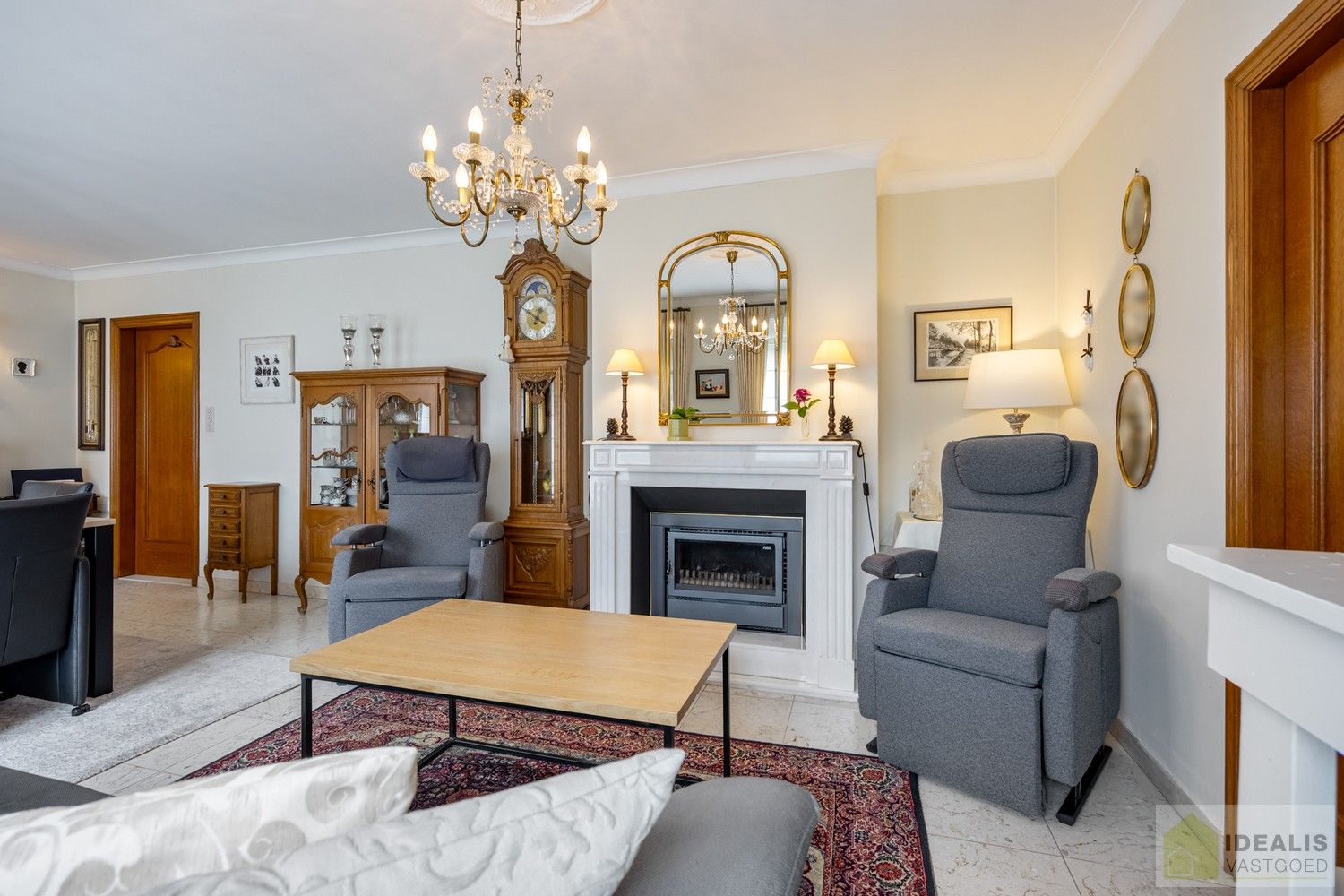 Aangename karakterwoning op fijne locatie te Pelt. Deze woning omvat maar liefst +-124m² netto bewoonbare oppervlakte op een perceel van 7a 36ca met een ruime woonkamer, 3 slaapkamers, badkamer, wasplaats en eventueel af te werken zolder vlakbij de dorpskern van Pelt! Uiterst geschikt voor kandidaten op zoek naar een betaalbare doch instapklare woning. foto 7
