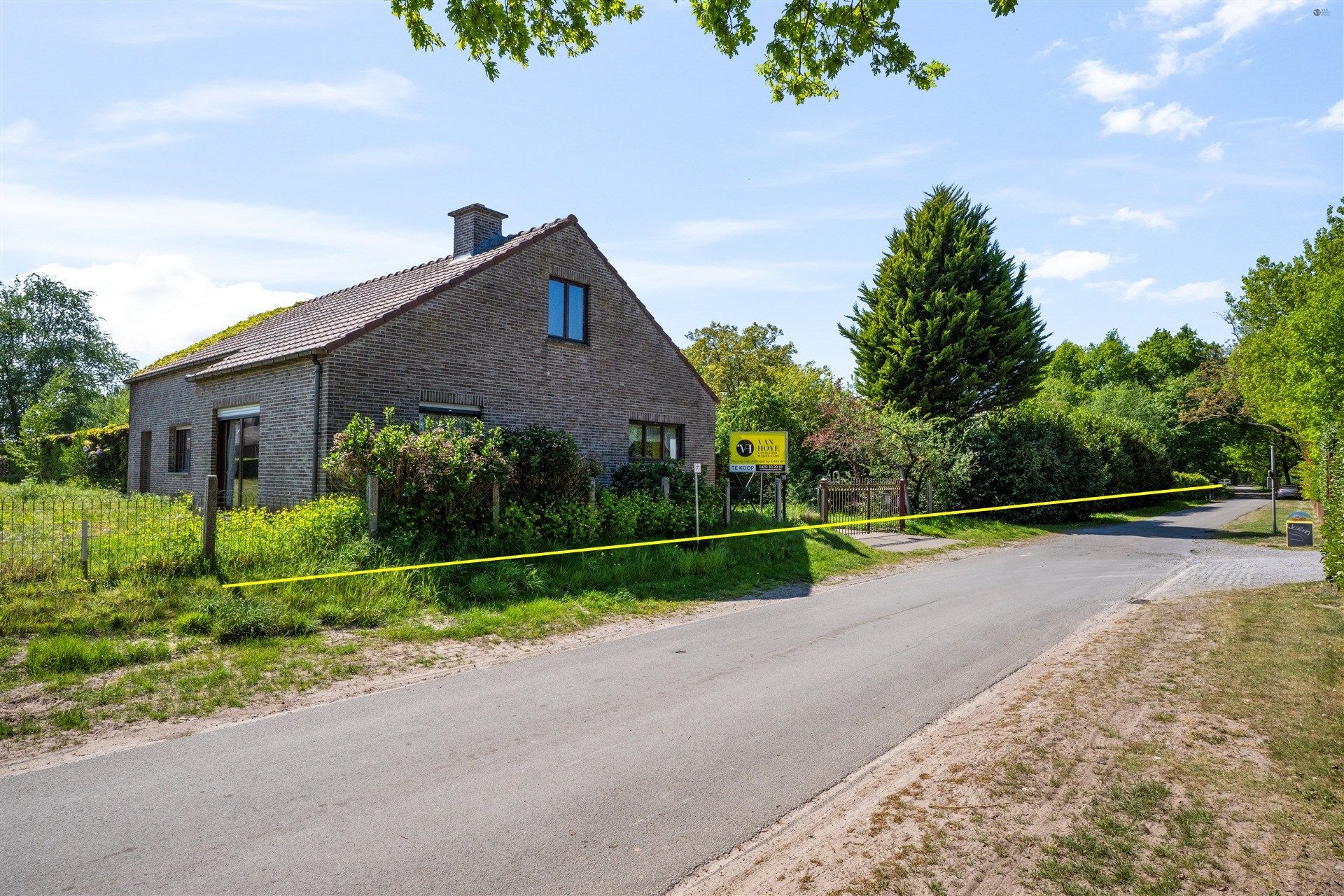 Verzorgde woning met garage en grote bijgebouwen op prachtig perceel van 2435m².  foto 2
