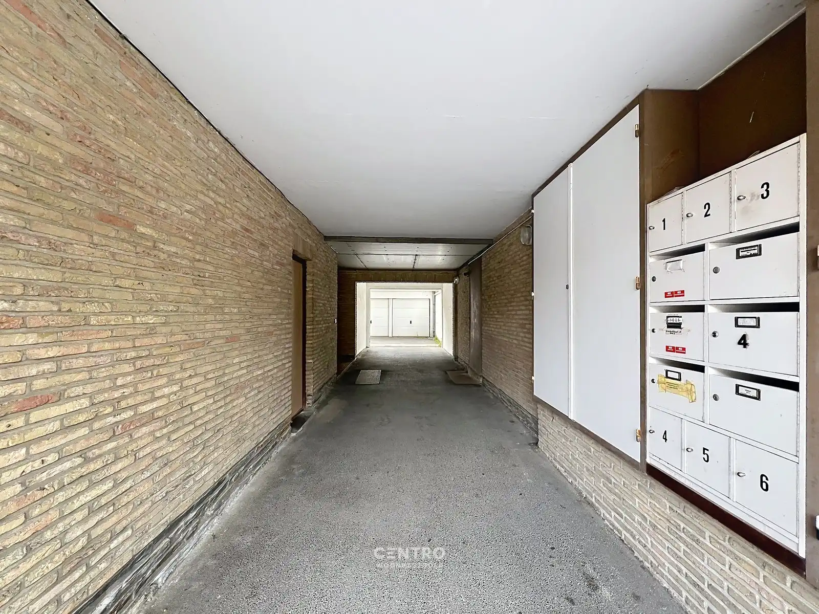 INSTAPKLAAR appartement (77m ²) met 2 SLK, GARAGE (moto's, fietsen,...) en ideale ligging in Roeselare - Perfect voor comfortabel wonen of als OPBRENGSTEIGENDOM ! foto 5