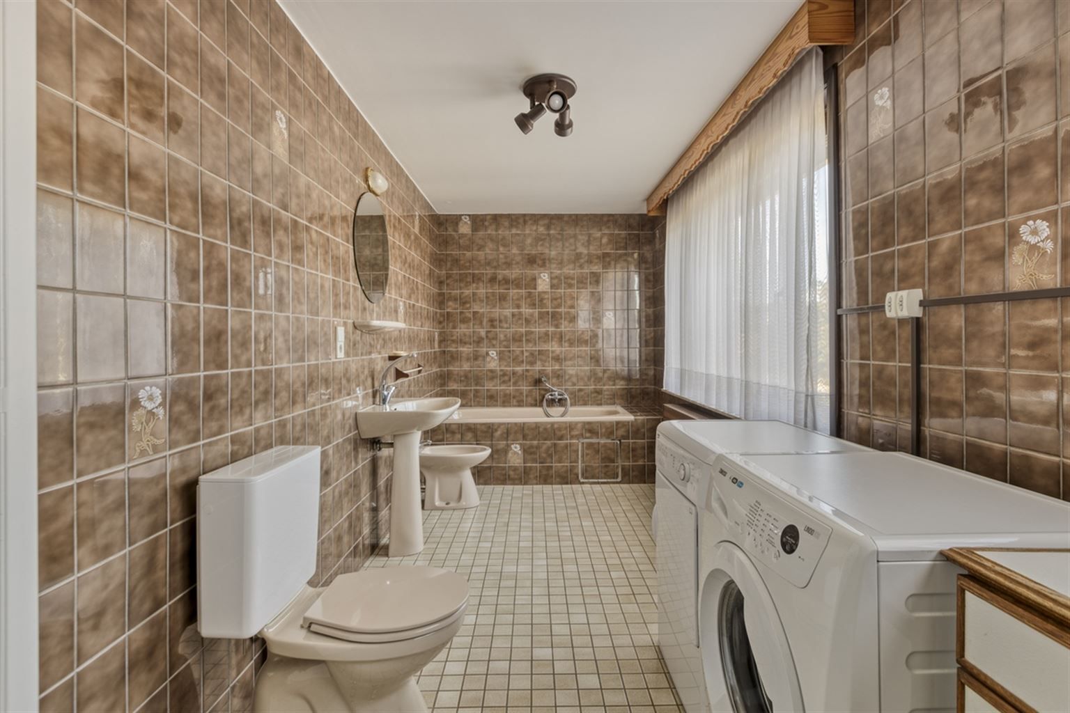 Ruime gezinswoning voorzien van 5 slaapkamers, garage, kelder en tuin nabij het centrum van Neeroeteren. Tevens mogelijkheden voor het uitoefenen van een vrij beroep, praktijkruimte, kapsalon, etc.  foto 24