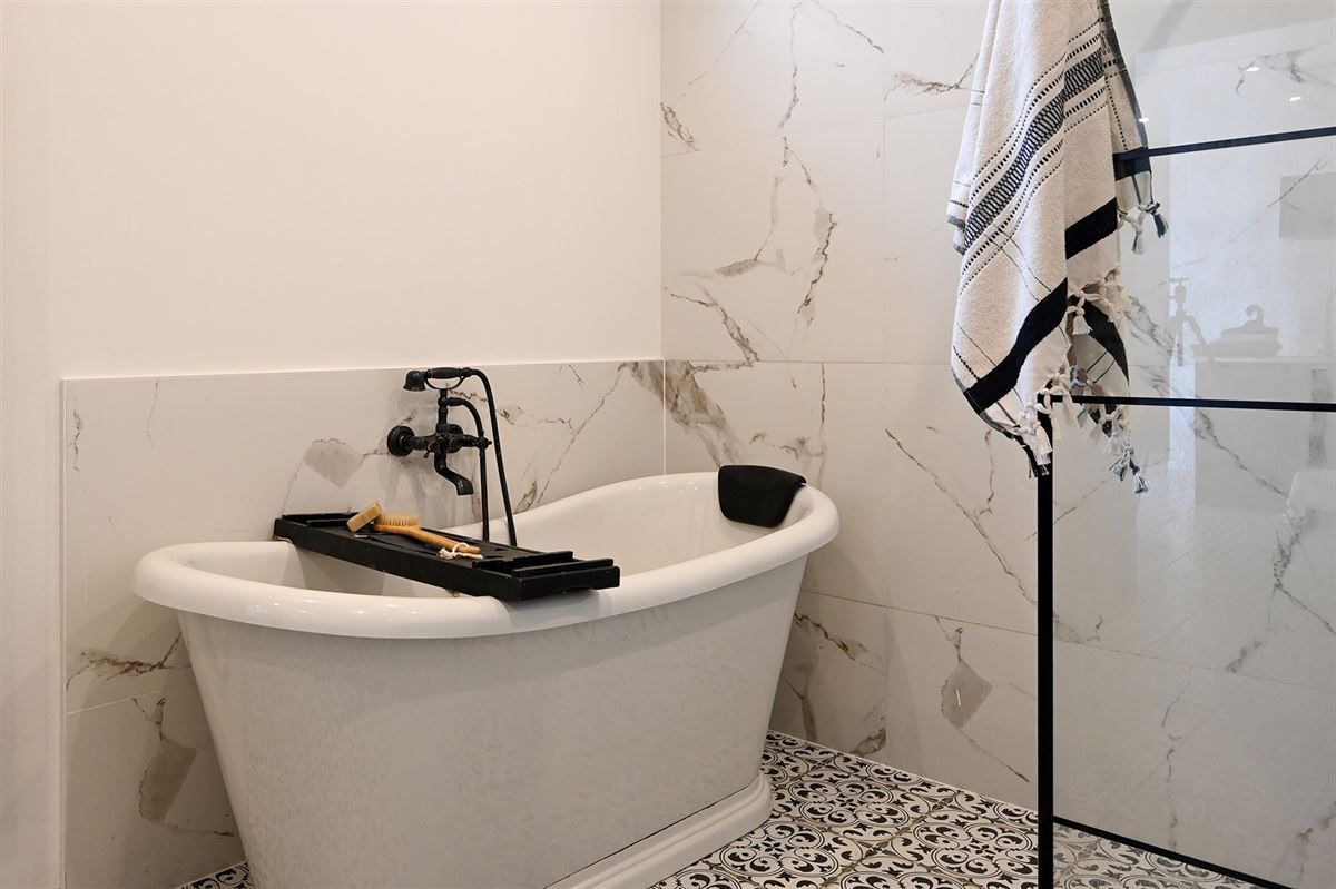 Gerenoveerde woning met leuke authentieke elementen foto 15