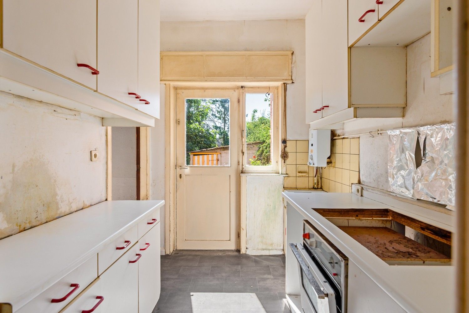 Te renoveren woning met 3 slaapkamers en tuin in Wijnegem! foto 6