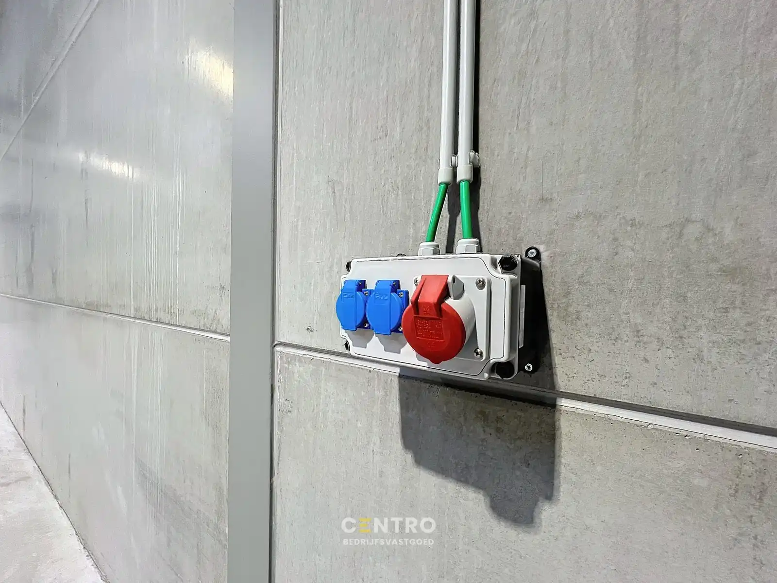 Kwalitatief en goed geïsoleerd NB MAGAZIJN (271m²), voorzien van elektrische sectionaalpoort, deur, raam (voor kantoor) en 2 private parkeerplaatsen op industriezone te Waregem. foto 11