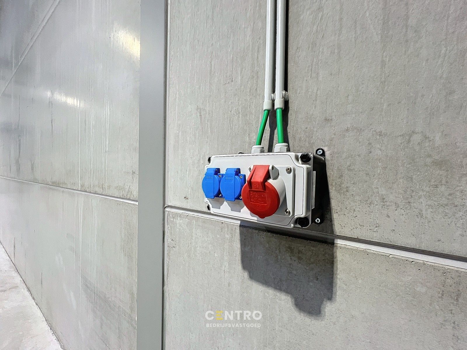 Kwalitatief en goed geïsoleerd NB MAGAZIJN (271m²), voorzien van elektrische sectionaalpoort, deur, raam (voor kantoor) en 2 private parkeerplaatsen op industriezone te Waregem. foto 11