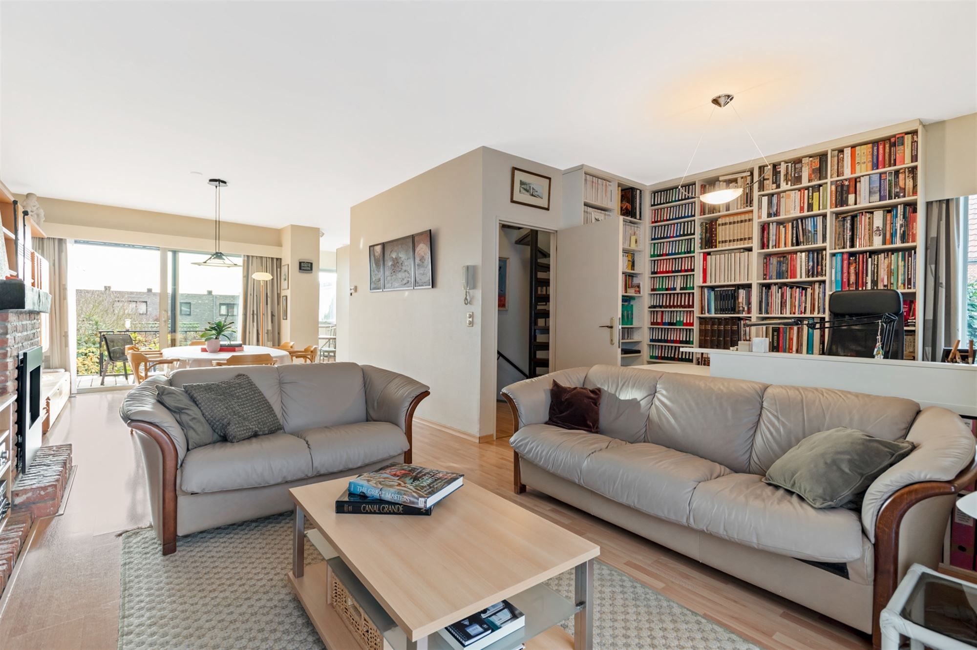 Bel-etage woning met 3 slaapkamers en tuinpoort aan straatkant. foto 5