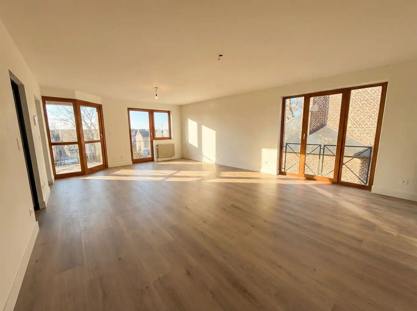 Prachtig 2 (+1)-slaapkamer appartement met terrasje, autostaanplaats en berging op een toplocatie nabij de Markt van Maaseik. foto {{pictureIndex}}