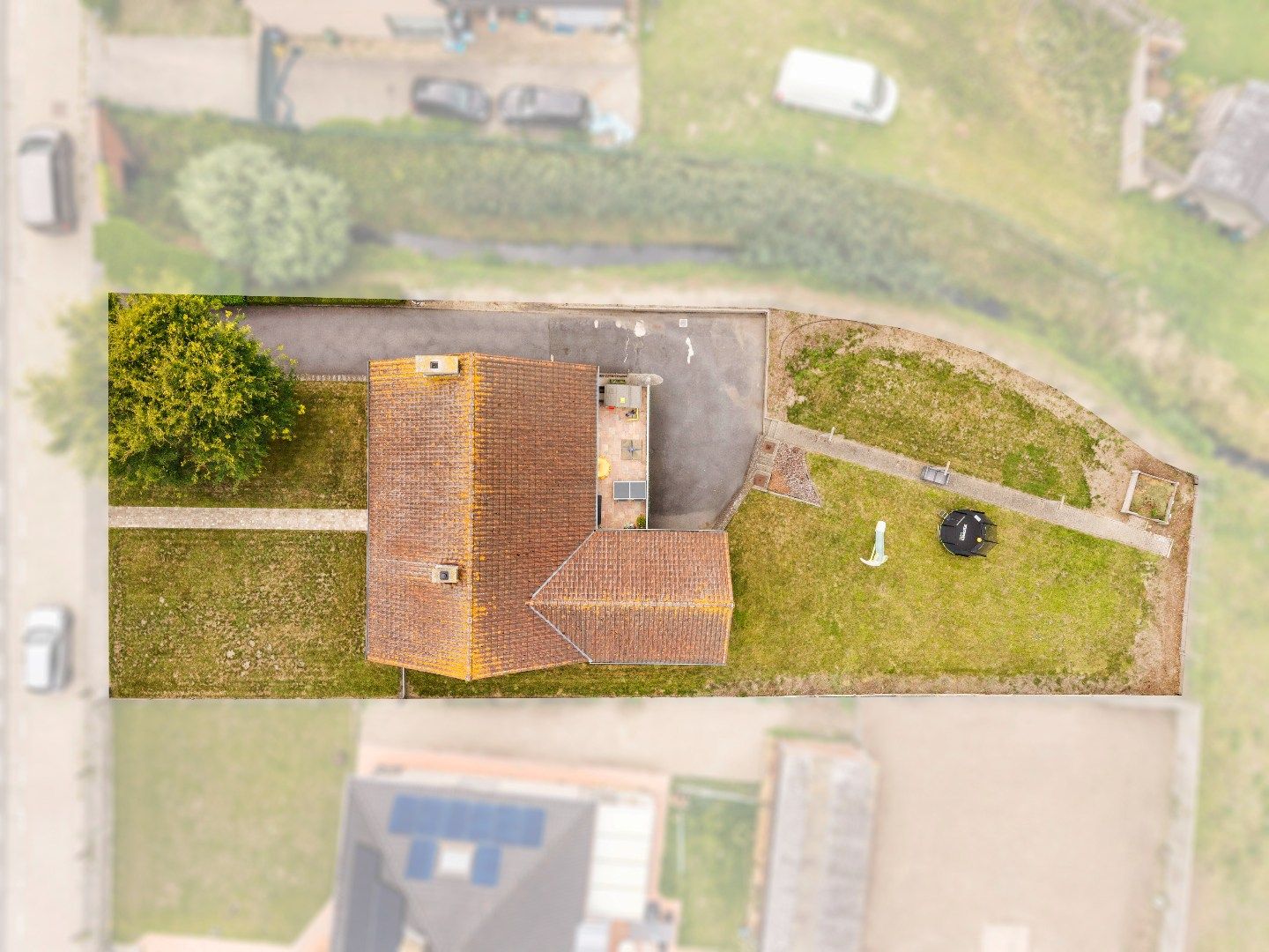Ruime woning met 3 slaapkamers, ruime tuin en garage. foto 26