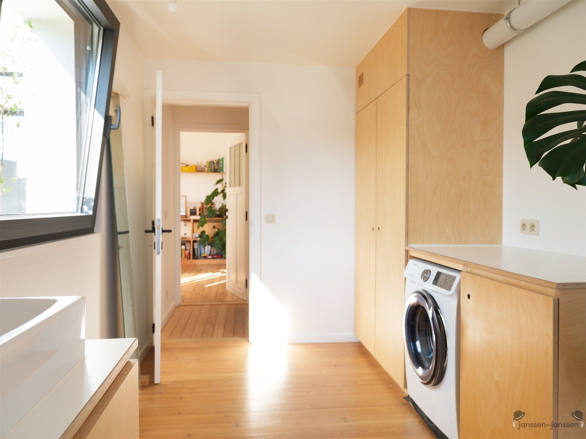 Charmant gerenoveerde woning met zonnige groene tuin foto 12