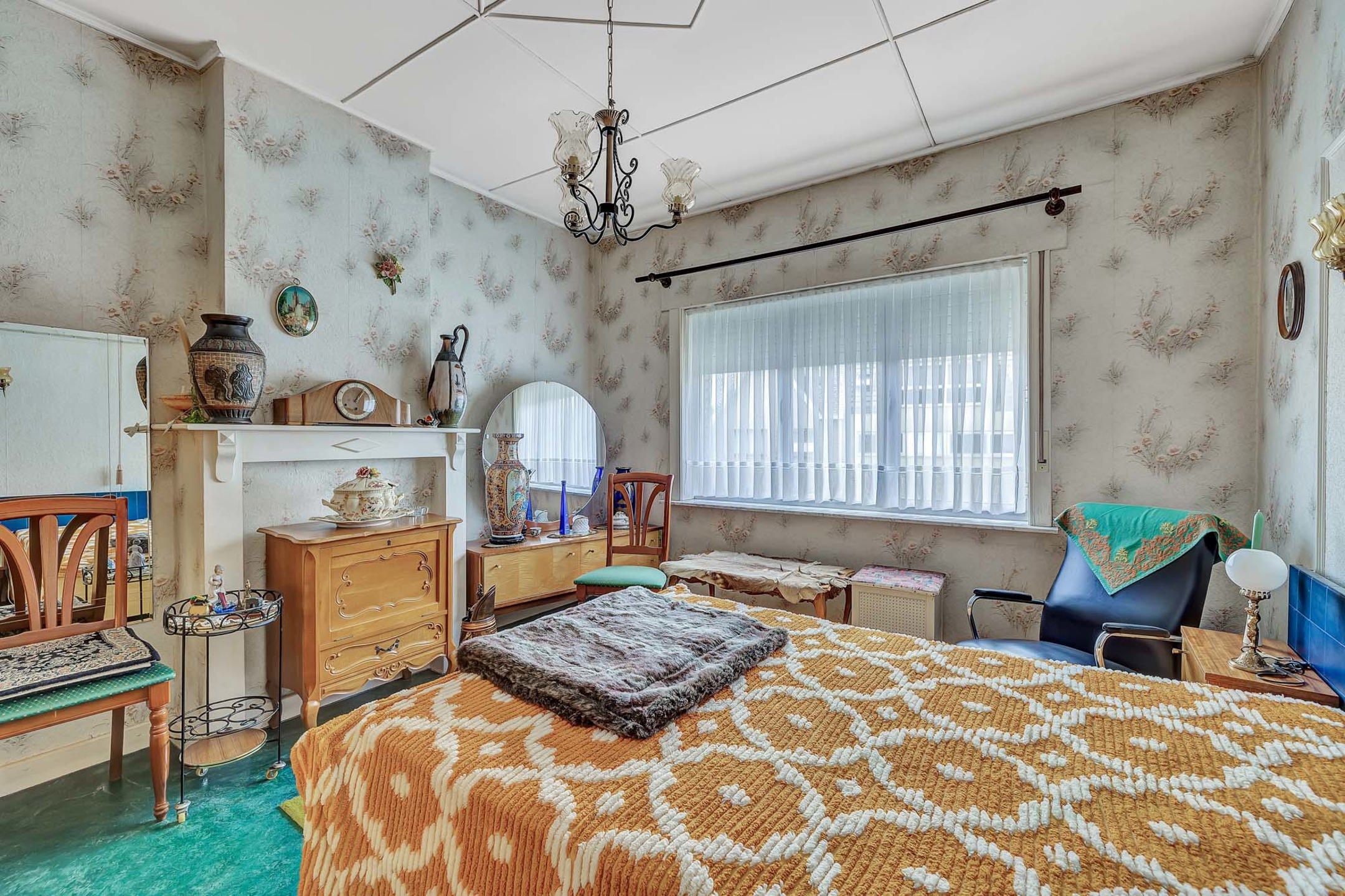 Te renoveren woning met tuin en perceel met garage foto 15