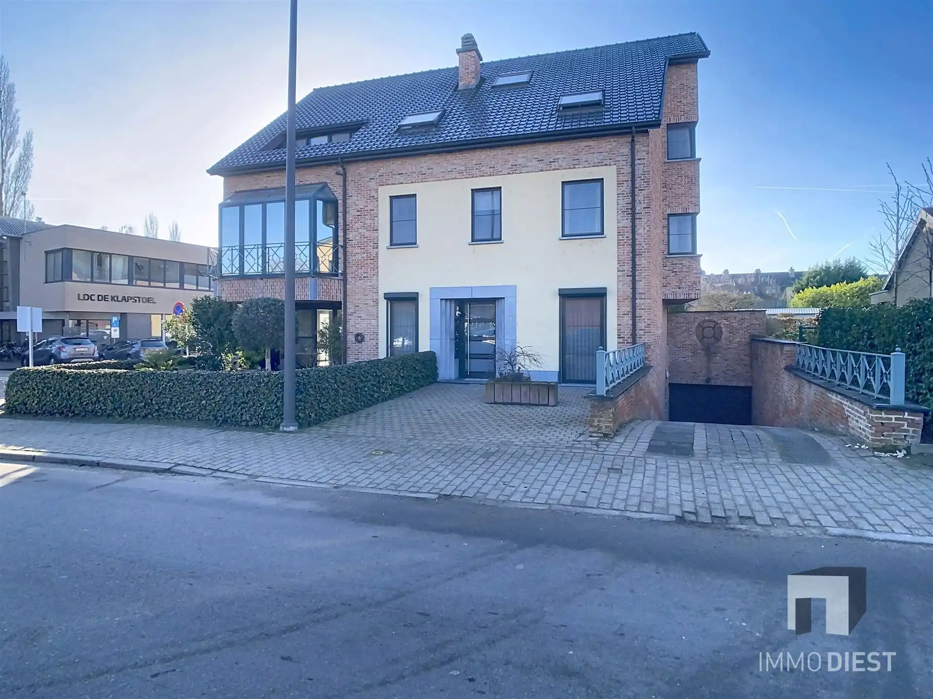 Topligging: gelijkvloers appartement mét garage en kelder foto 2