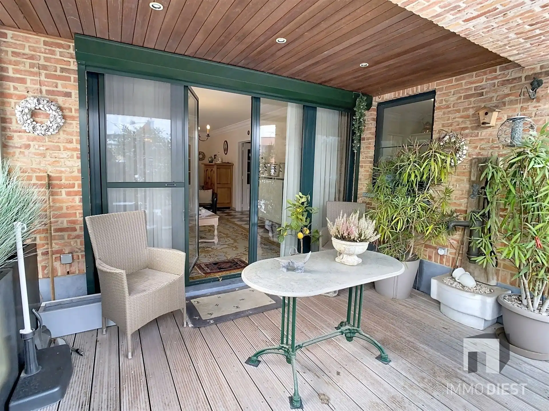 Topligging: gelijkvloers appartement mét garage en kelder foto 2