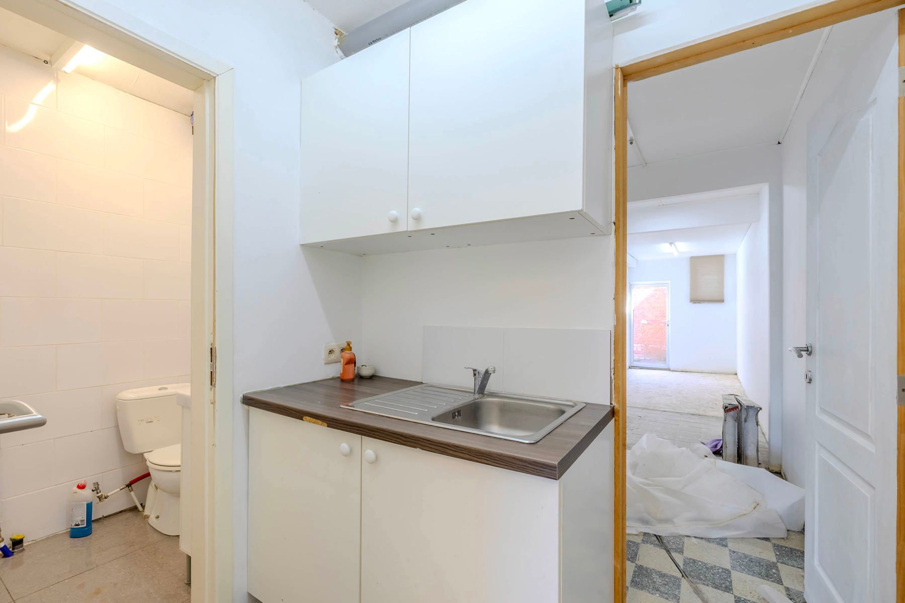 Handelsruimte + verhuurde studio te koop! foto 4