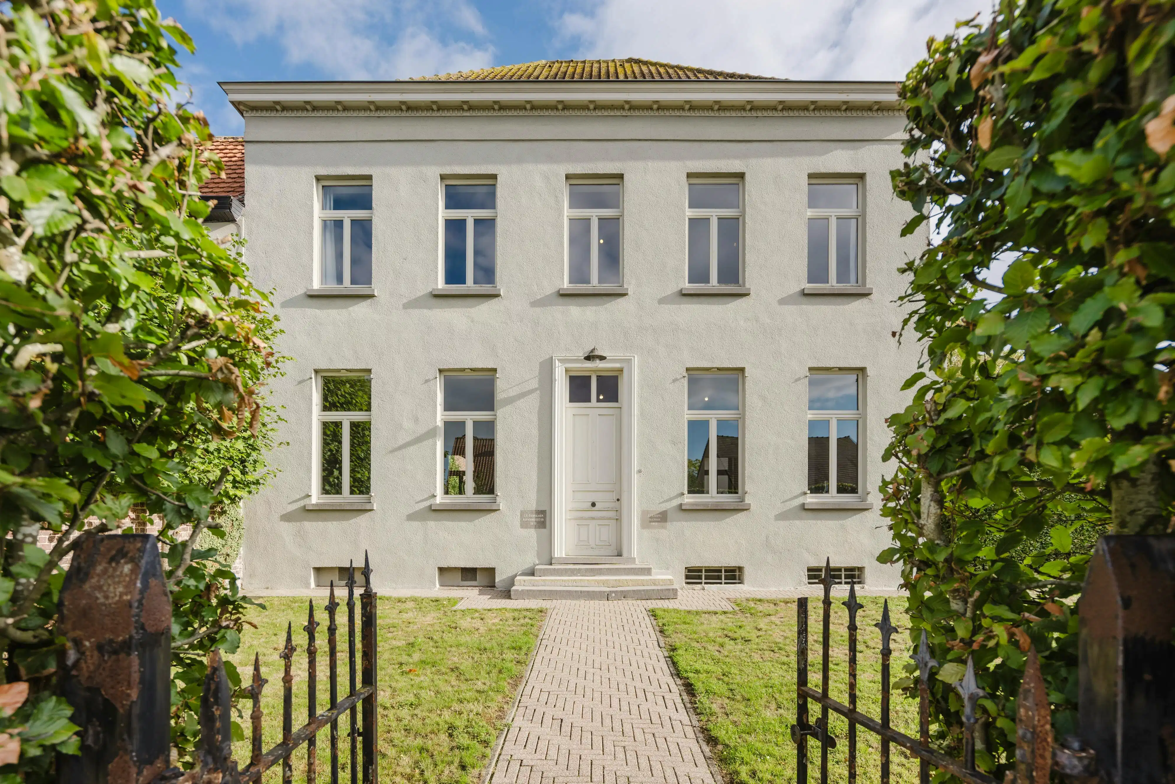 Karaktervolle pastorie met potentieel in Poesele foto 2