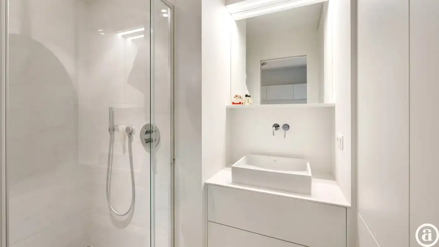 Modern 1-slaapkamerappartement met balkon op toplocatie foto 15