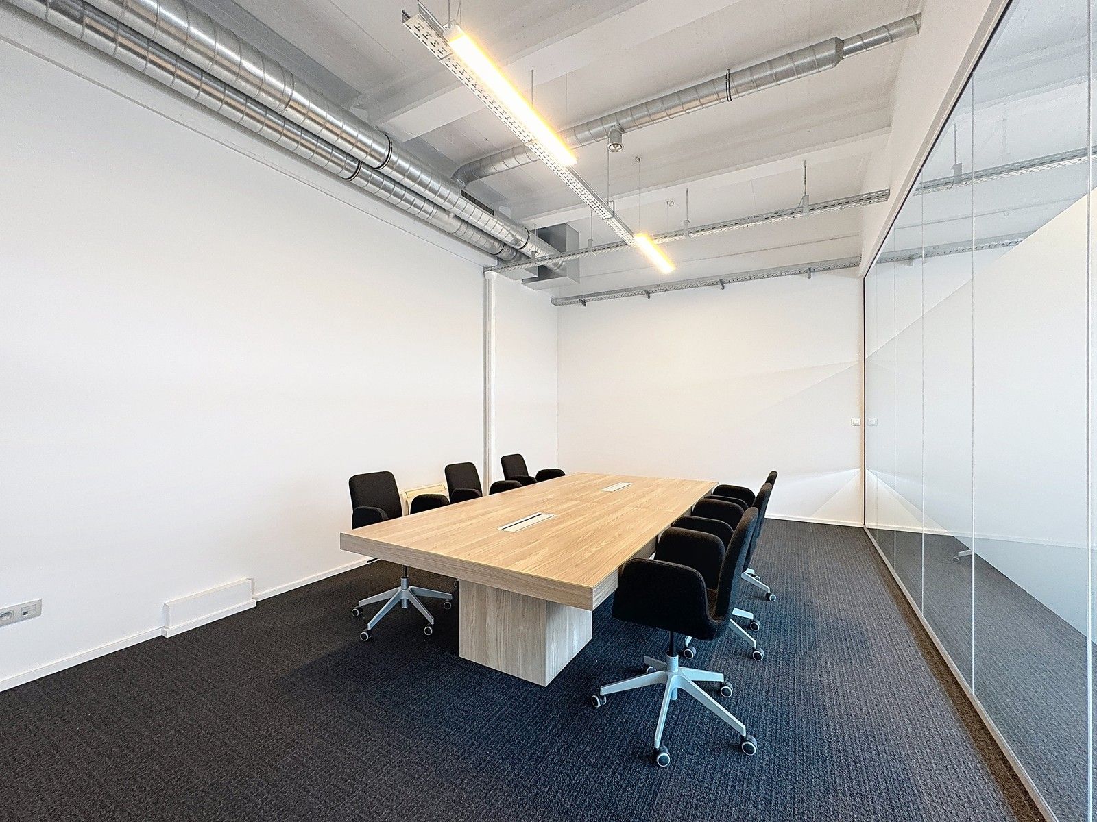 Instapklare KANTOORRUIMTEN (436m²) voorzien van alle comfort (databekabeling, airco,...) en private parkeergelegenheid. Vlot bereikbaar via Expresweg van Brugge! foto 20