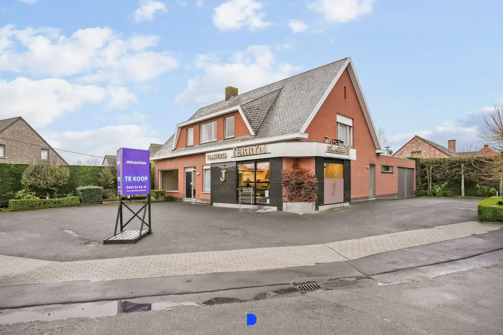 Handelspand met woonst op commerciële ligging. foto {{pictureIndex}}