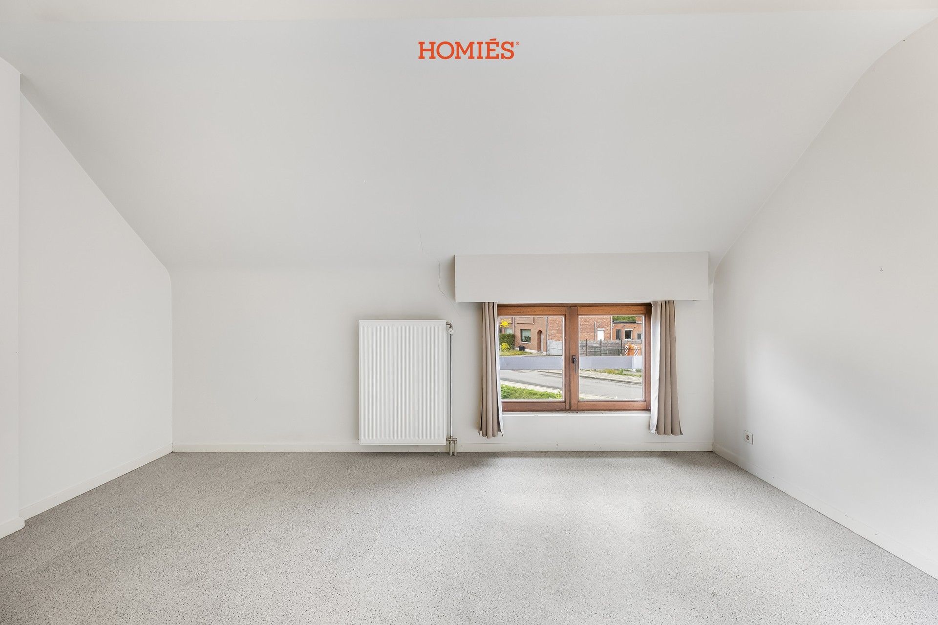 Te renoveren woning met veel potentieel foto 12