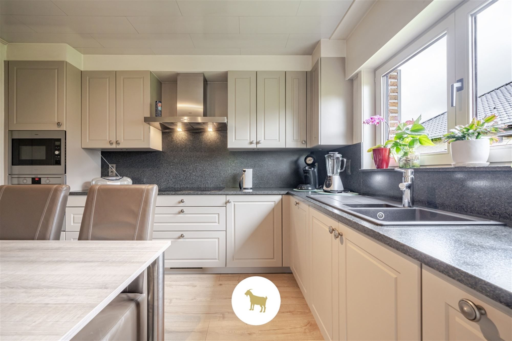Instapklare LAAGBOUWVILLA met 3 slaapkamers, bureauruimte, veranda en garage op een ruim perceel van ca. 796 m² foto 12