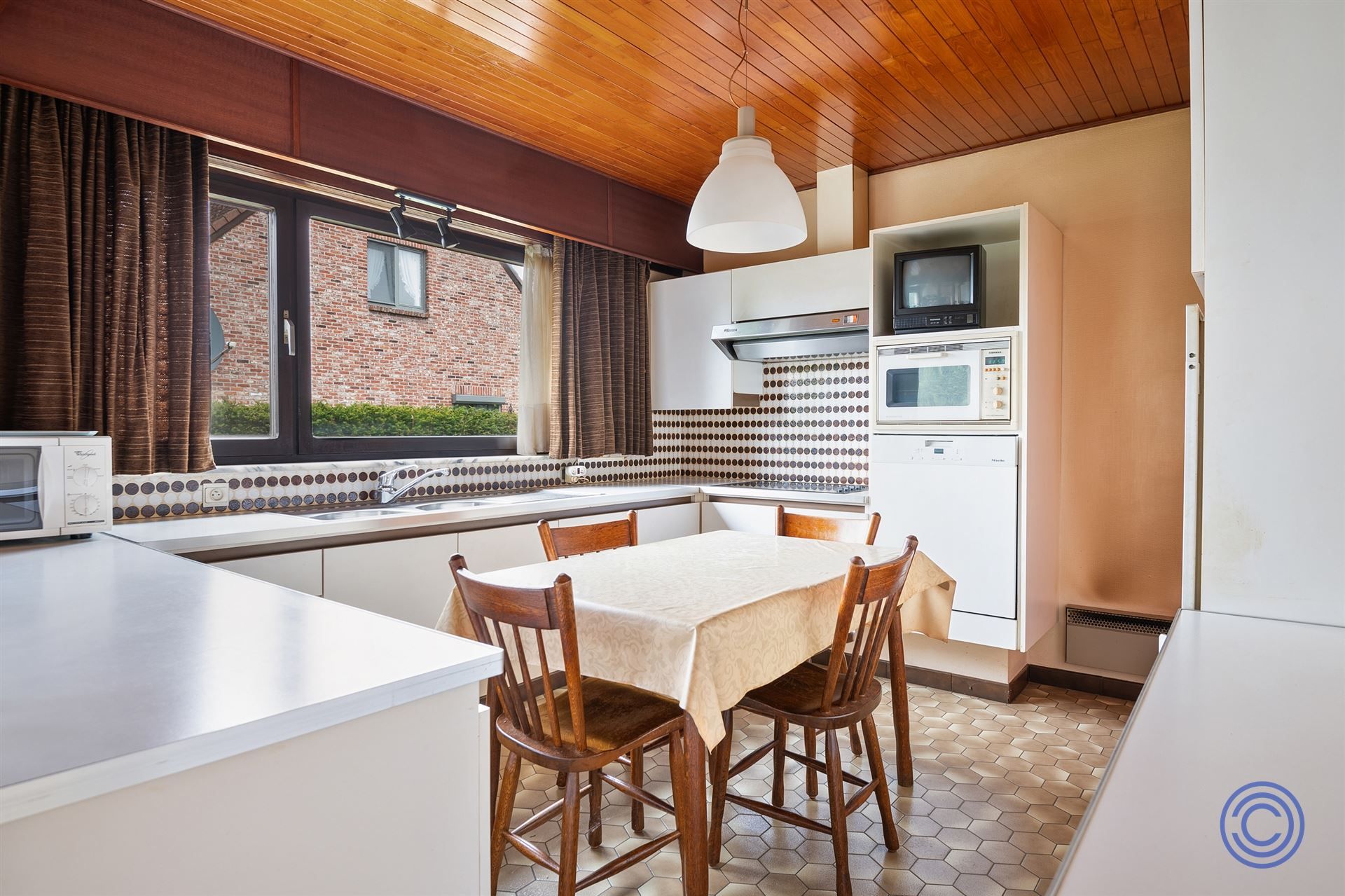 Te renoveren 3-slpk woning met west georiënteerde tuin! foto 6