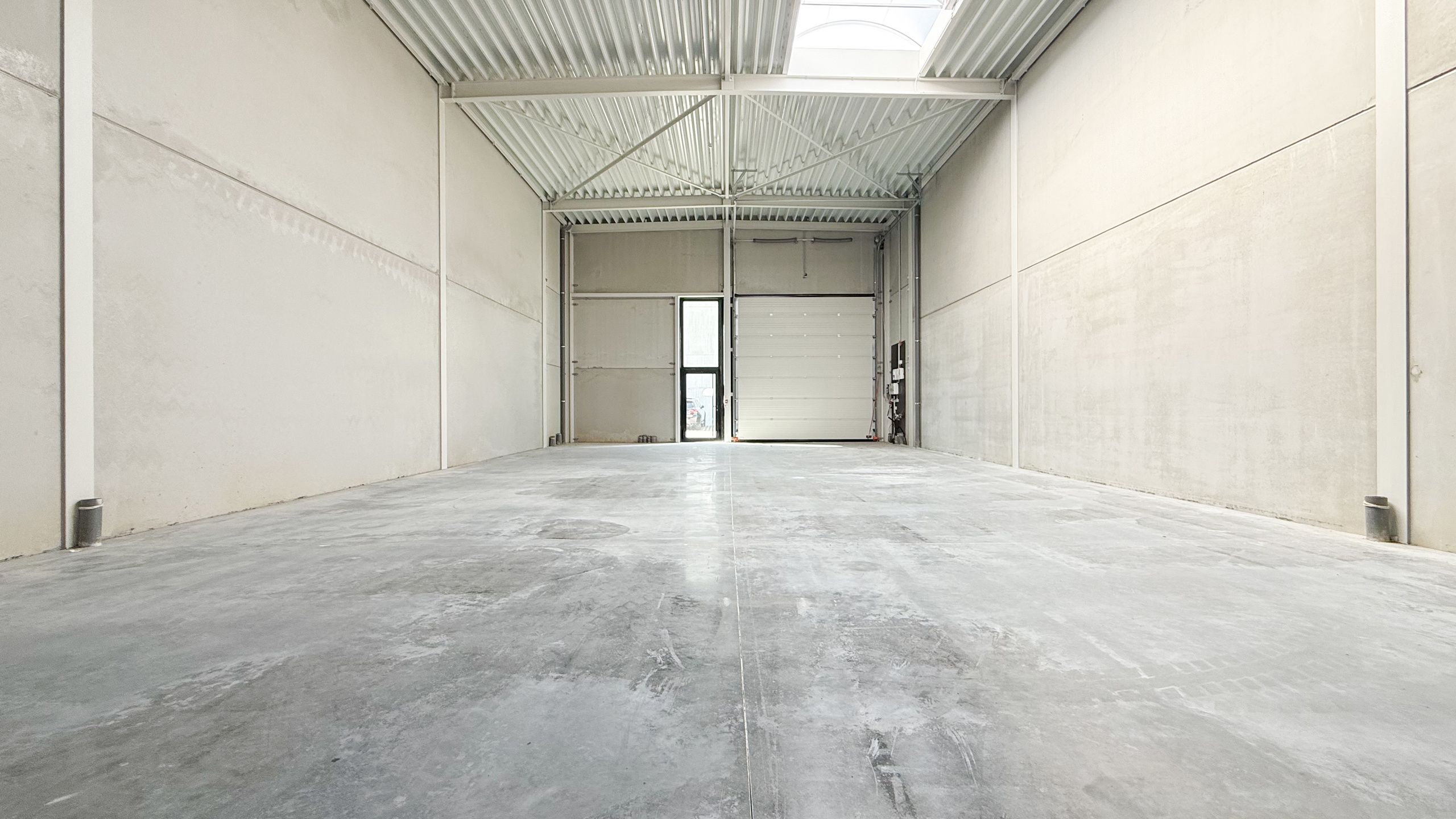 Ruime nieuwe loods te huur, centraal gelegen in KMO- zone! foto 8