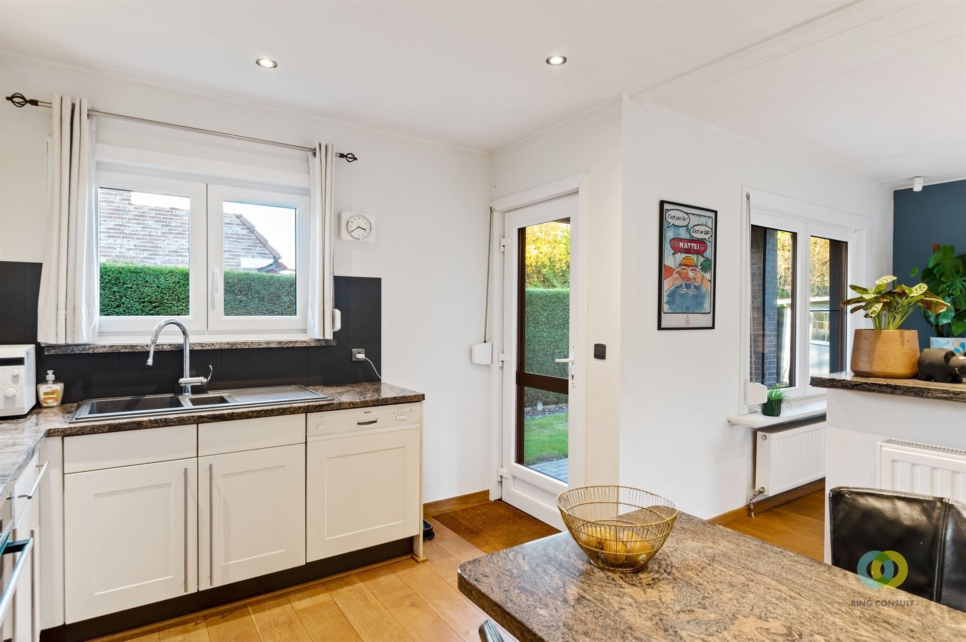 Residentieel gelegen bungalow met garage foto 8