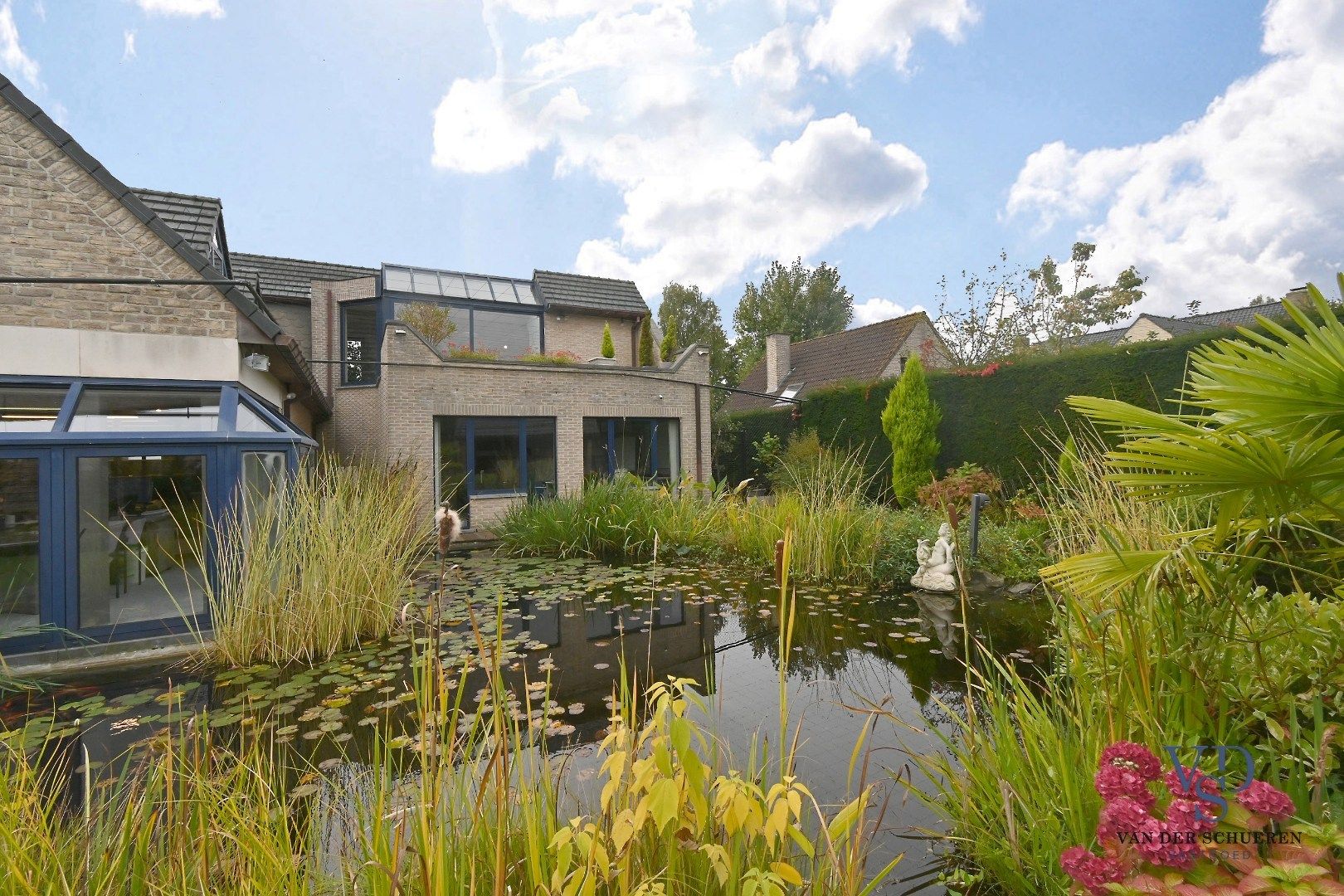 Ruim handelspand met penthouse in villastijl foto 45