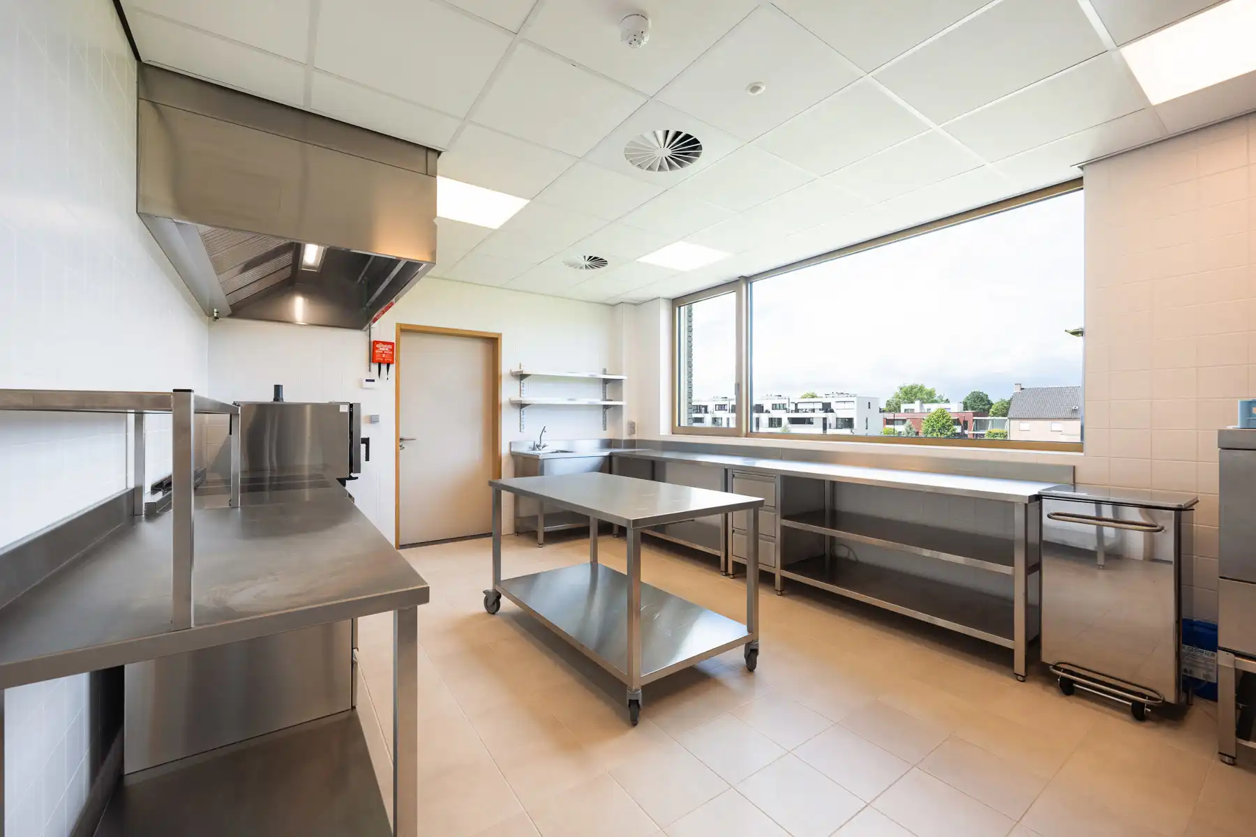 Recente en instapklare cafetaria met professionele keuken foto 22
