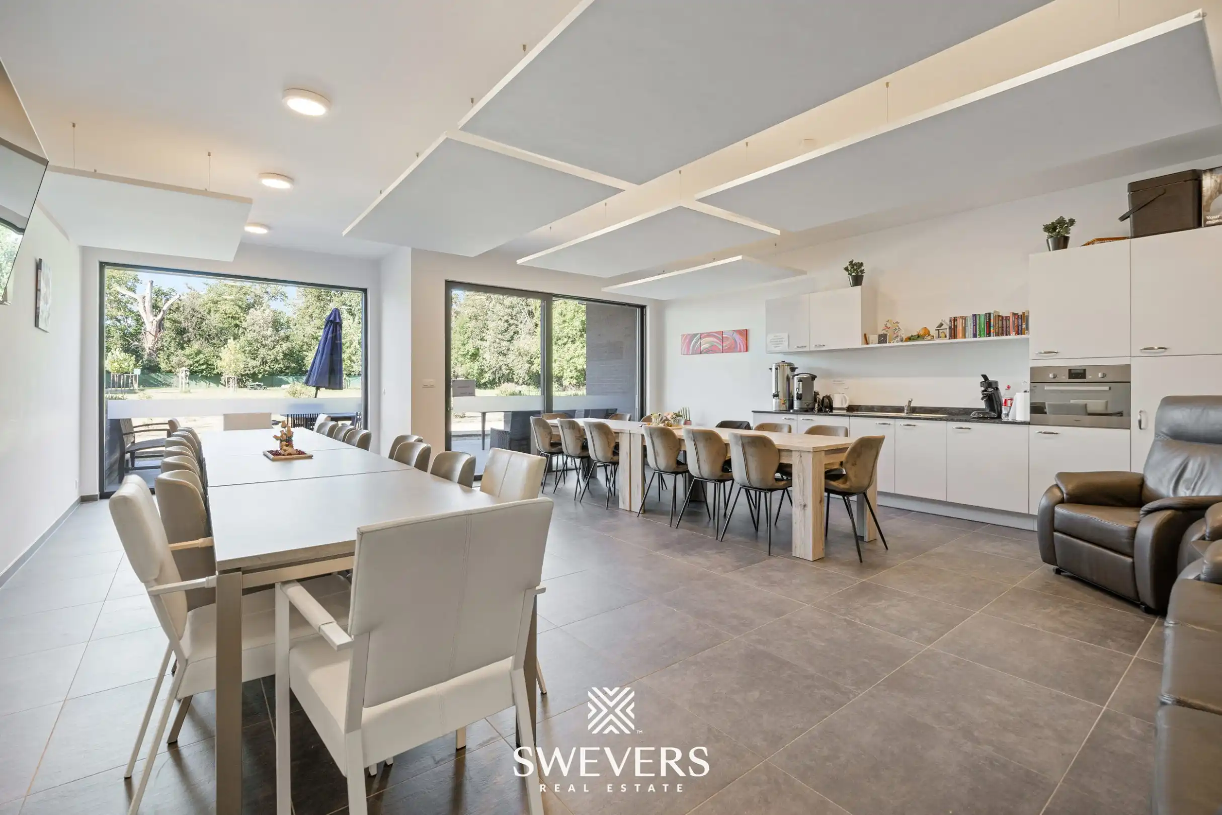 Instapklare serviceflat met professionele uitbating door Ocura, terras, private berging en ondergrondse parking foto 18
