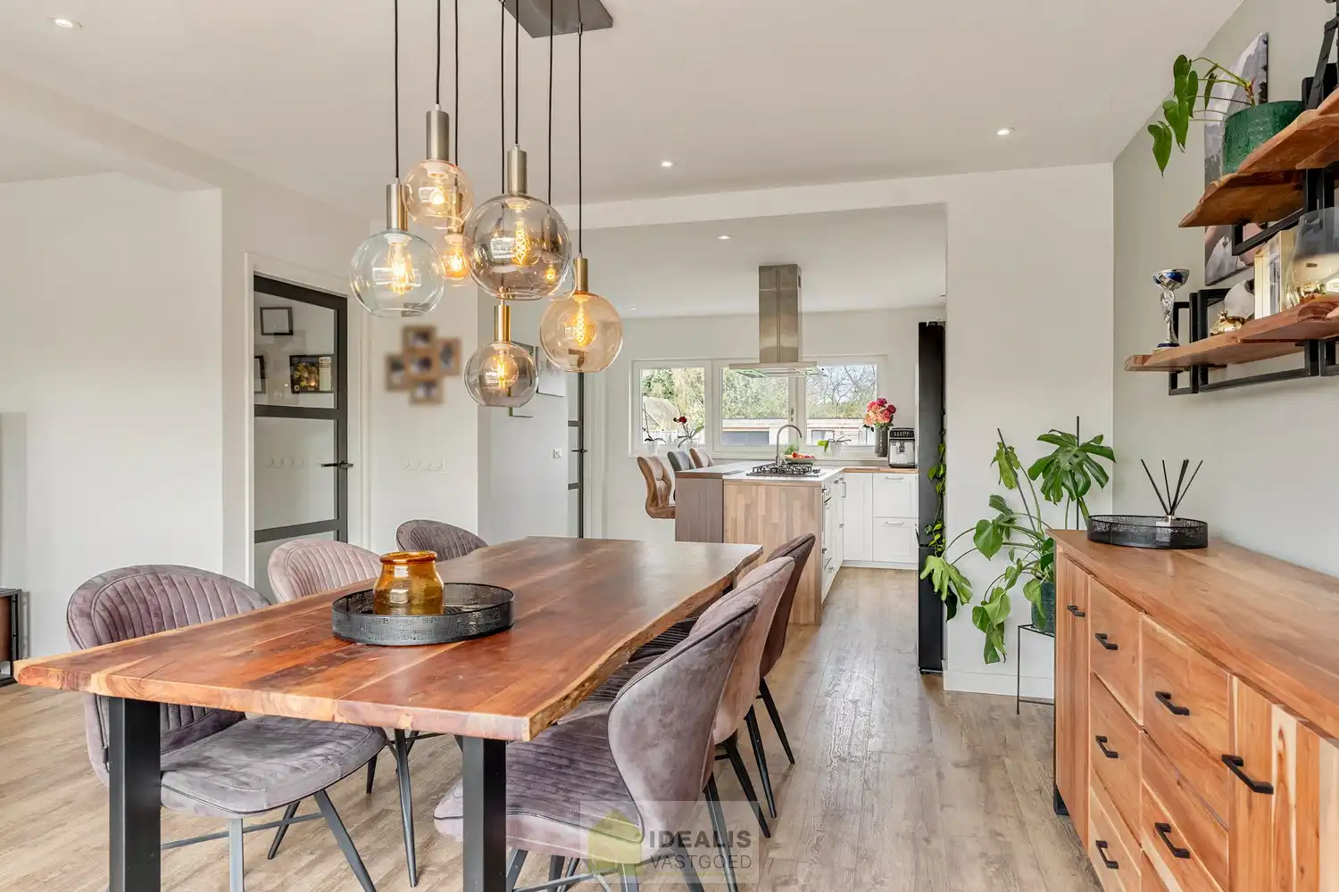 Recent gerenoveerde en perfect onderhouden eengezinswoning met lichtrijke leefruimte, praktisch uitgeruste keuken, 3 slaapkamers, knappe badkamer en knap bijgebouw! foto 14