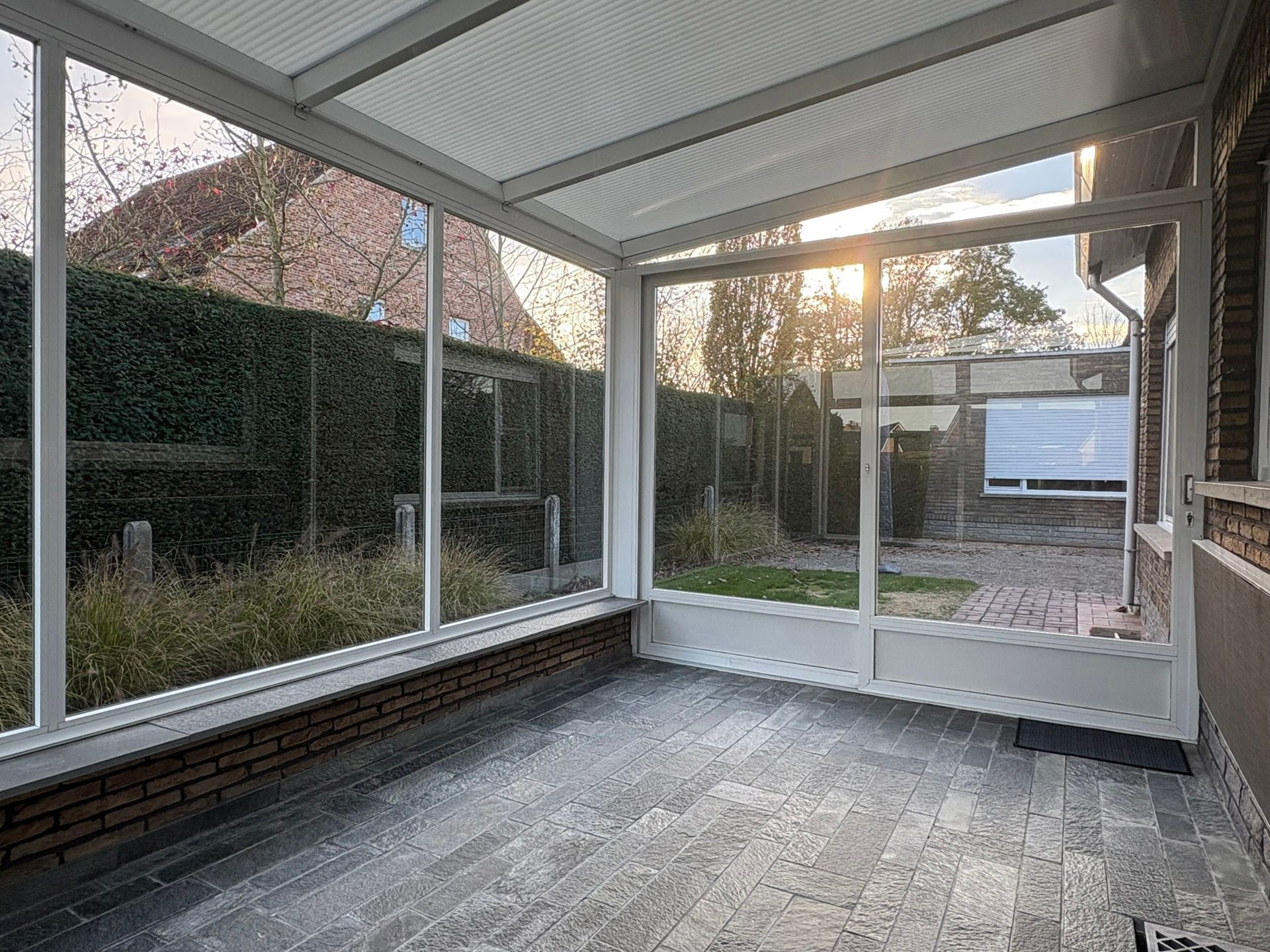 Ruime gezinswoning met tuin, vernieuwde keuken en veelzijdig atelier foto 3