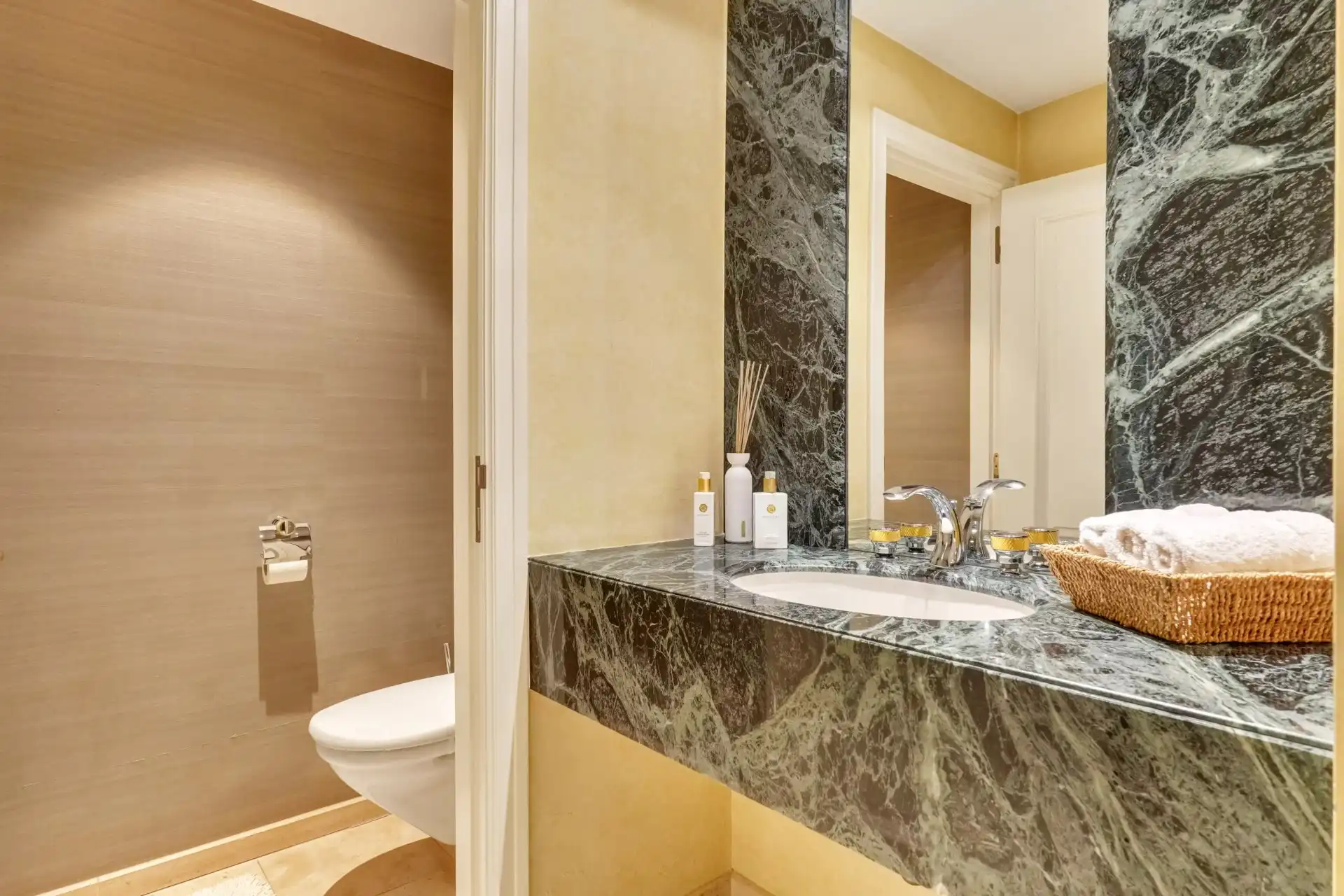 Exclusieve Residentiële Villa met Tijdloze Elegantie en Uitzonderlijk Wooncomfort foto 12