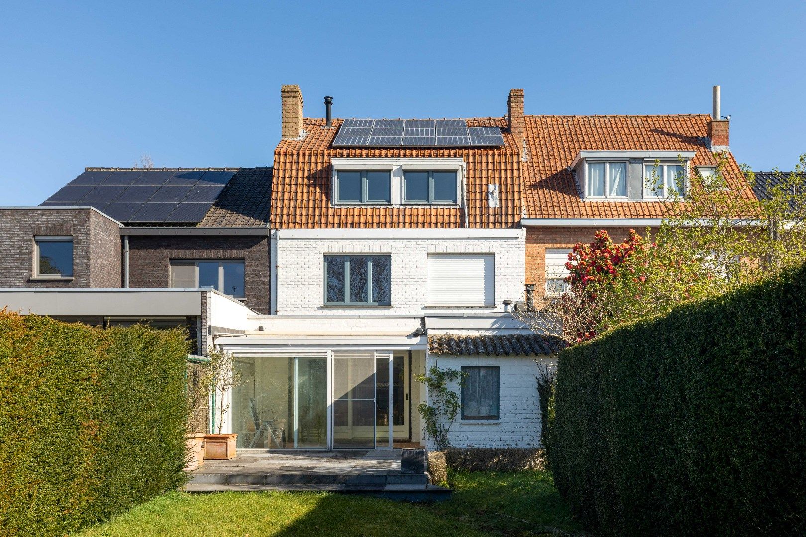Uiterst ruime woning met mog. tot zeven slaapkamers, twee garages en zongerichte tuin te Sint-Kruis. foto 3