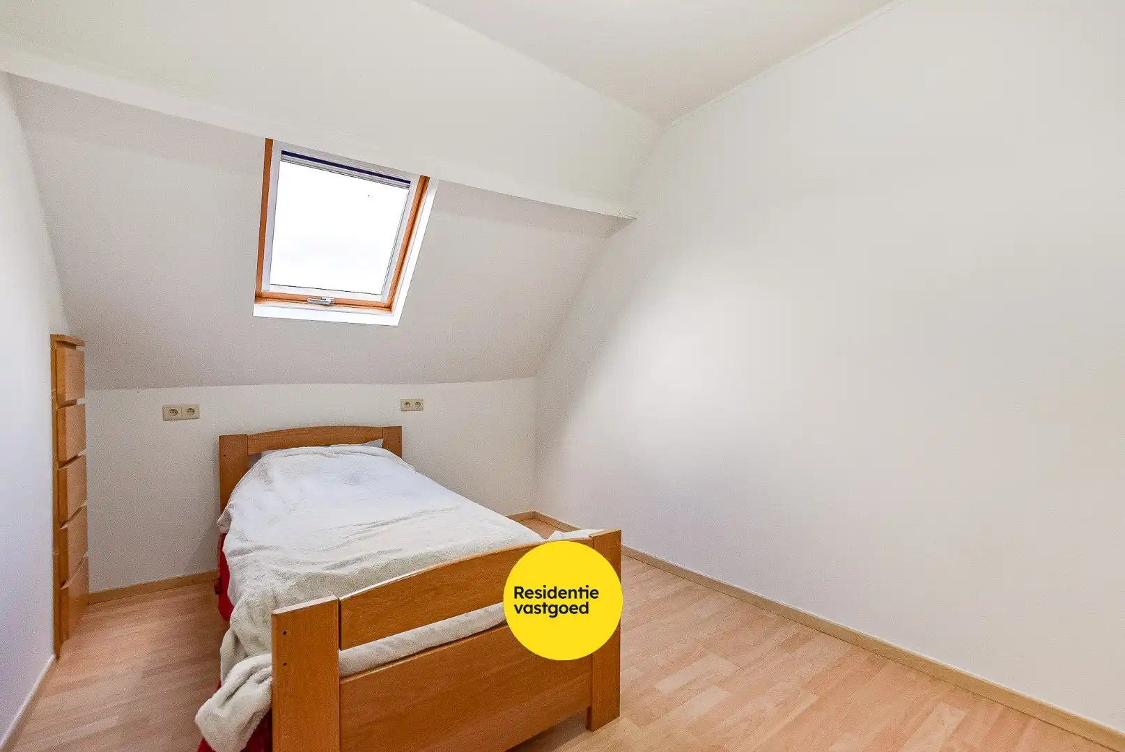 Gezellige halfopen woning met tuin en parking foto 14