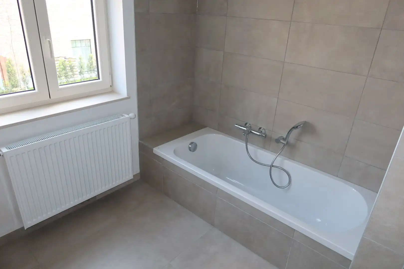 Recente pastorijwoning met 3 slk, carport en tuin foto 15