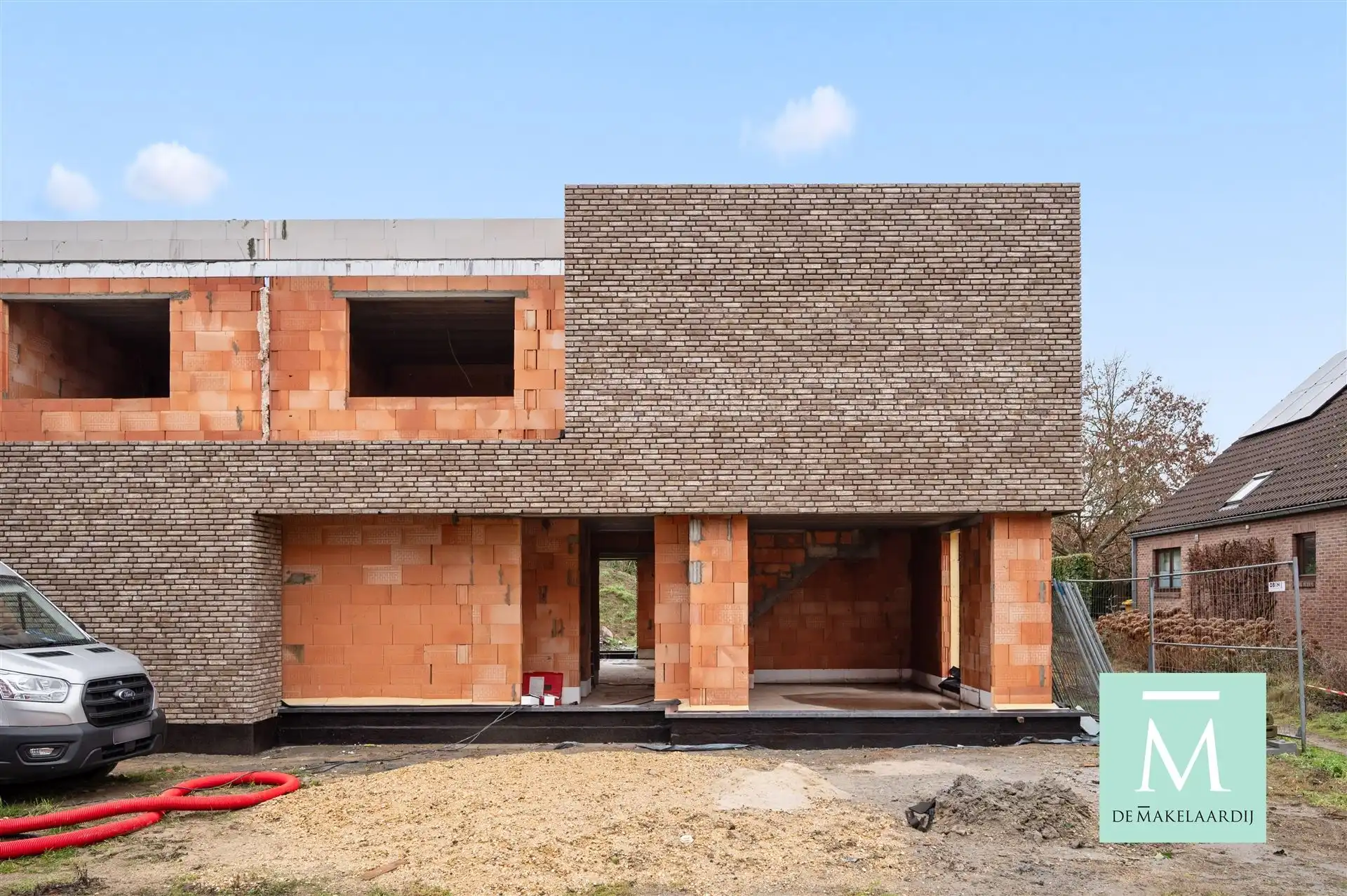Zeer ruime nieuwbouwwoning met 4 slaapkamers en 2 badkamers vlakbij het centrum van Haacht foto {{pictureIndex}}