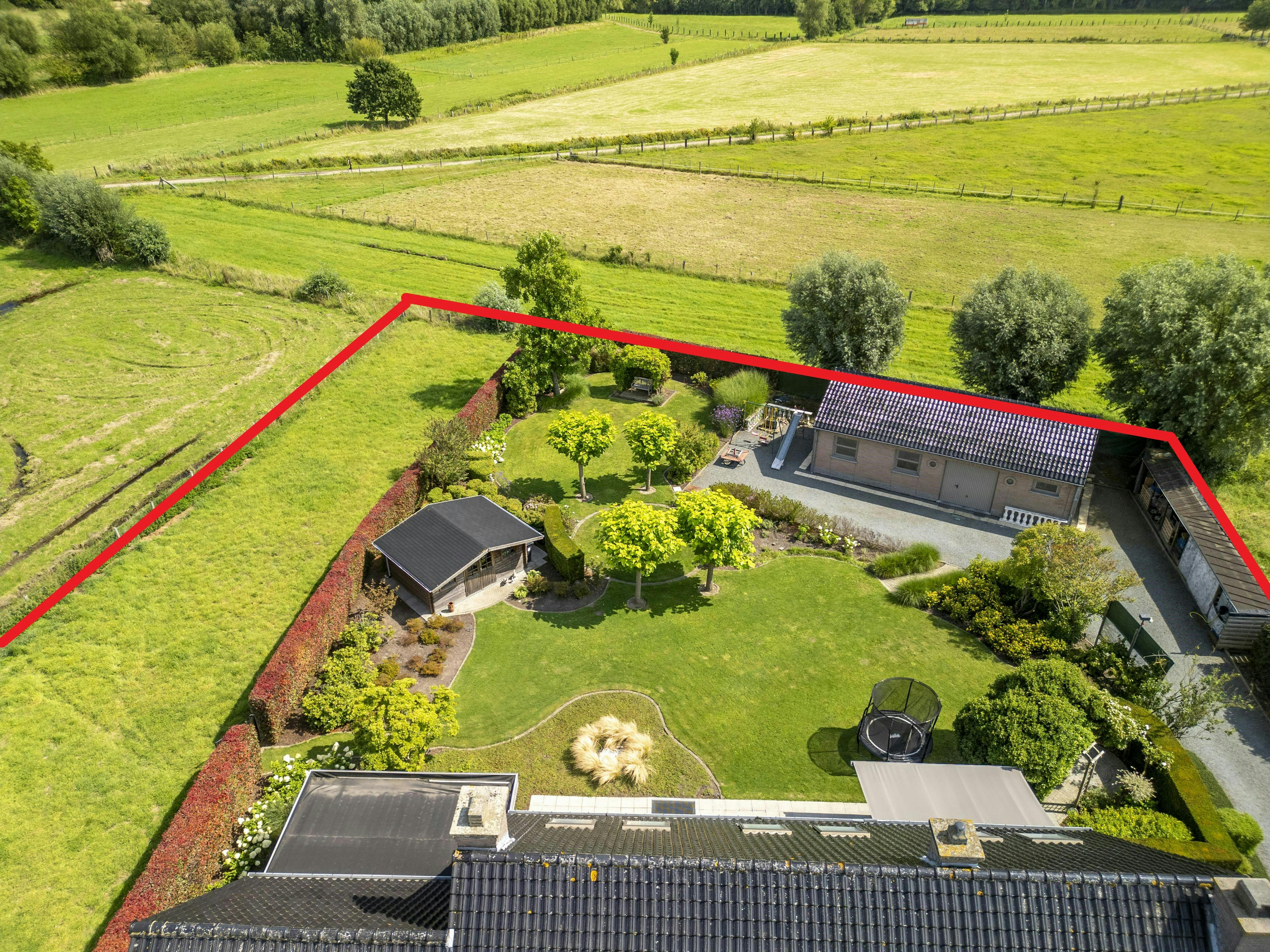 Statige open villa in woongebied met bijgebouw op ca. 2900m² foto {{pictureIndex}}