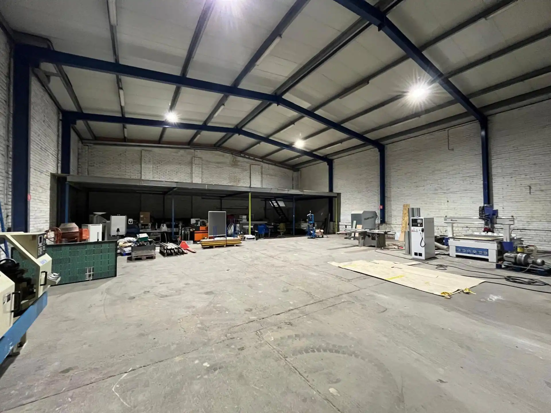 Magazijn unit 58 van  1.109m² centraal  tussen A12 en E19 foto 2