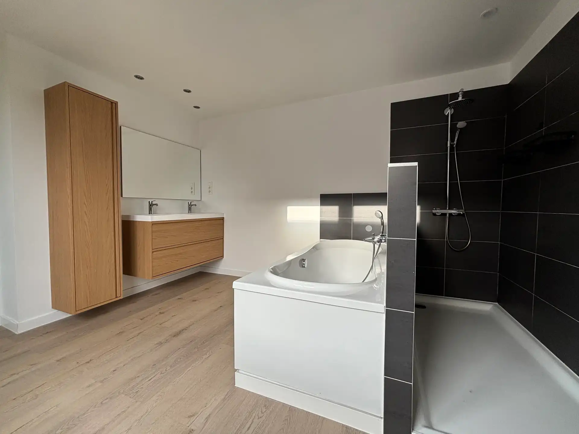 Ruime halfopen bebouwing met 4 slaapkamers en tuin foto 2