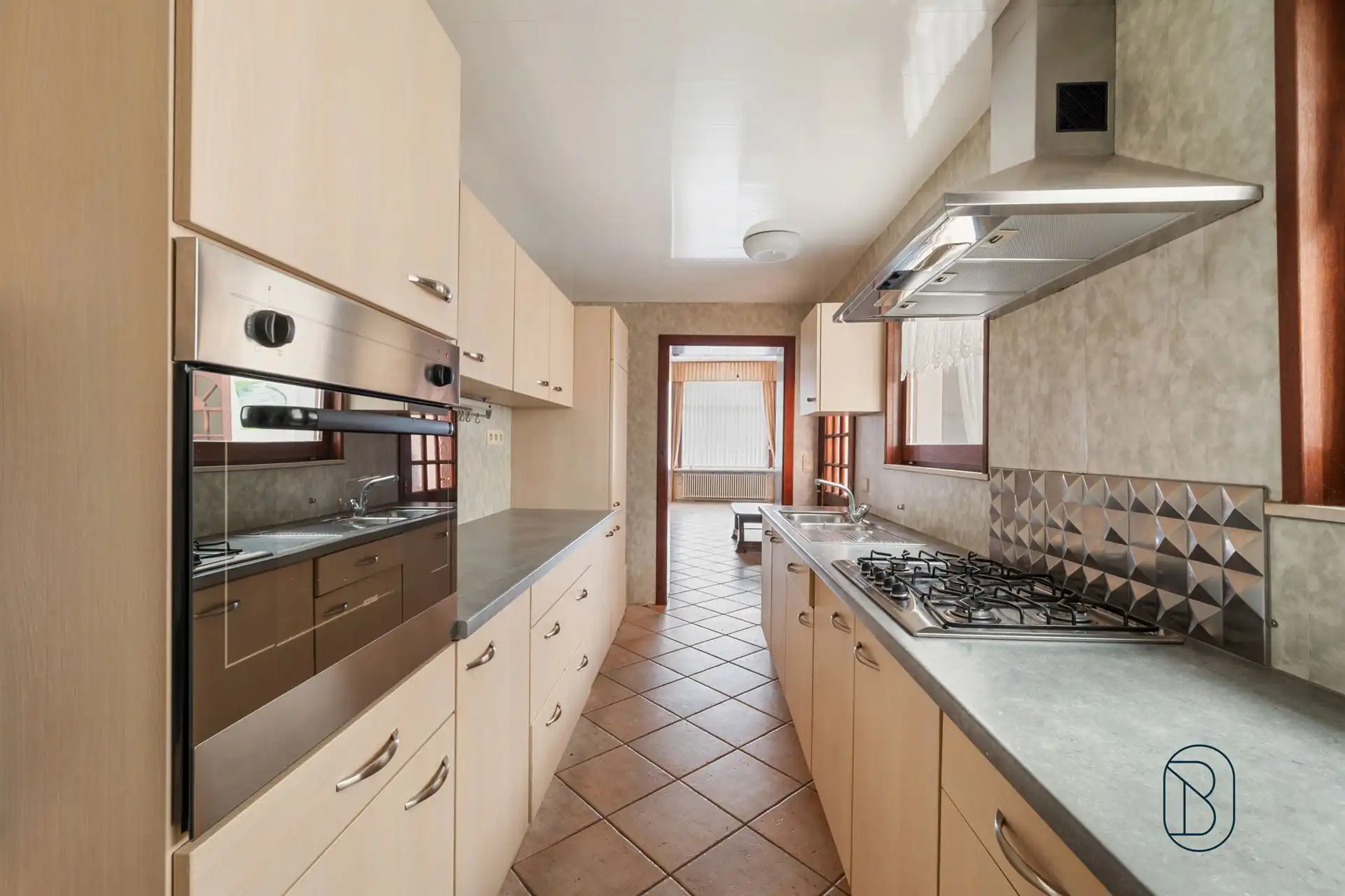 Te renoveren rijwoning met veel potentieel foto 8