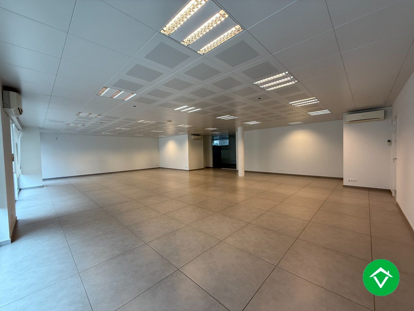 Ruim handelspand van 183m² op een centrale ligging te Roeselare foto 3