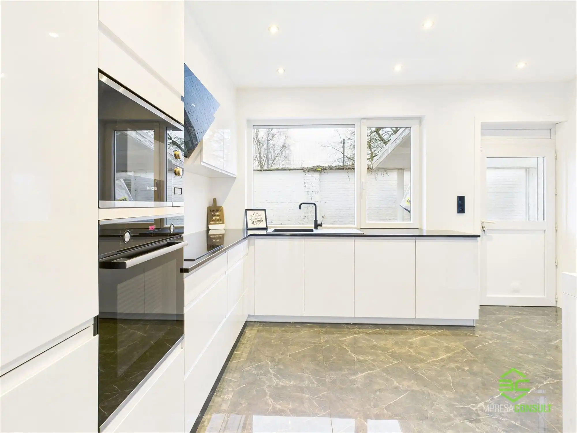 Instapklare gezinswoning met 6slpk en grote aparte garage! foto 10