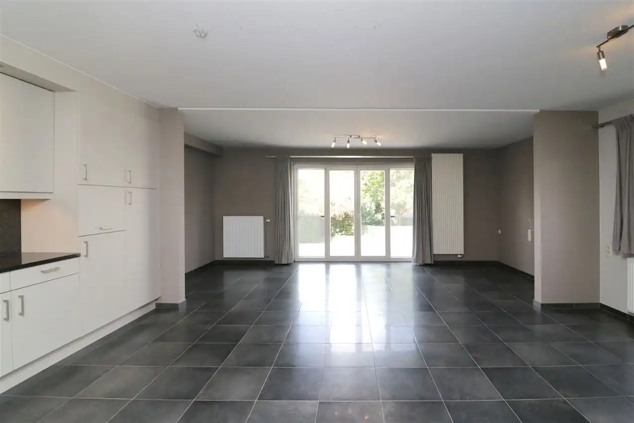 Recente woning met vier slpk, tuin, garage op rustige locatie foto 10