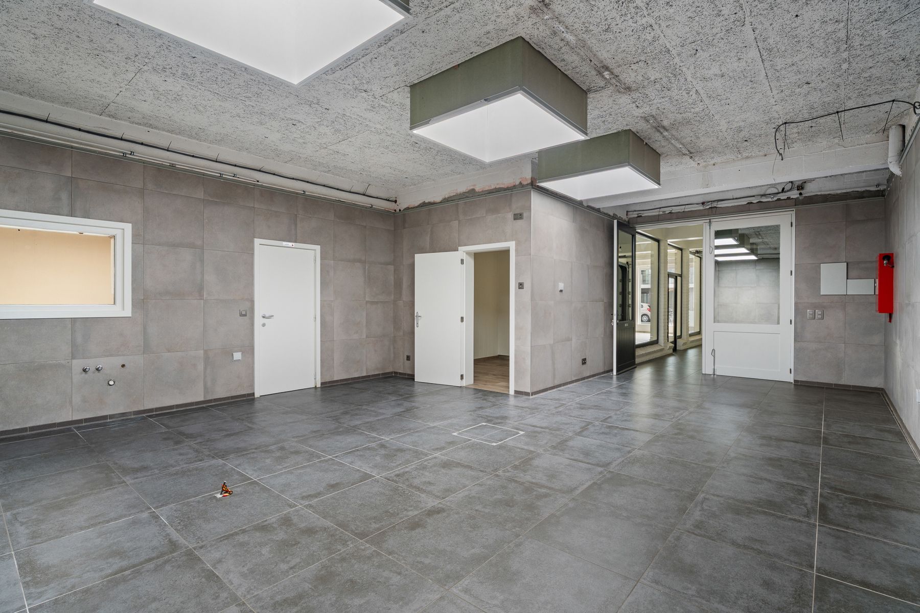 Instapklaar handelspand met woonst op topligging in Oostende foto 11